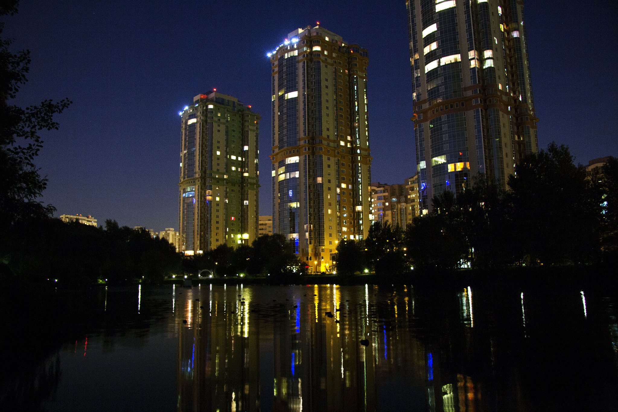 Canon EOS 60D + Canon EF-S 17-85mm F4-5.6 IS USM sample photo. Night city photography