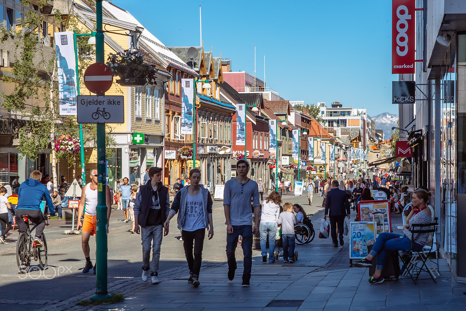 Canon EF 28-135mm F3.5-5.6 IS USM sample photo. Tromso, colorful city in the arctic circle photography