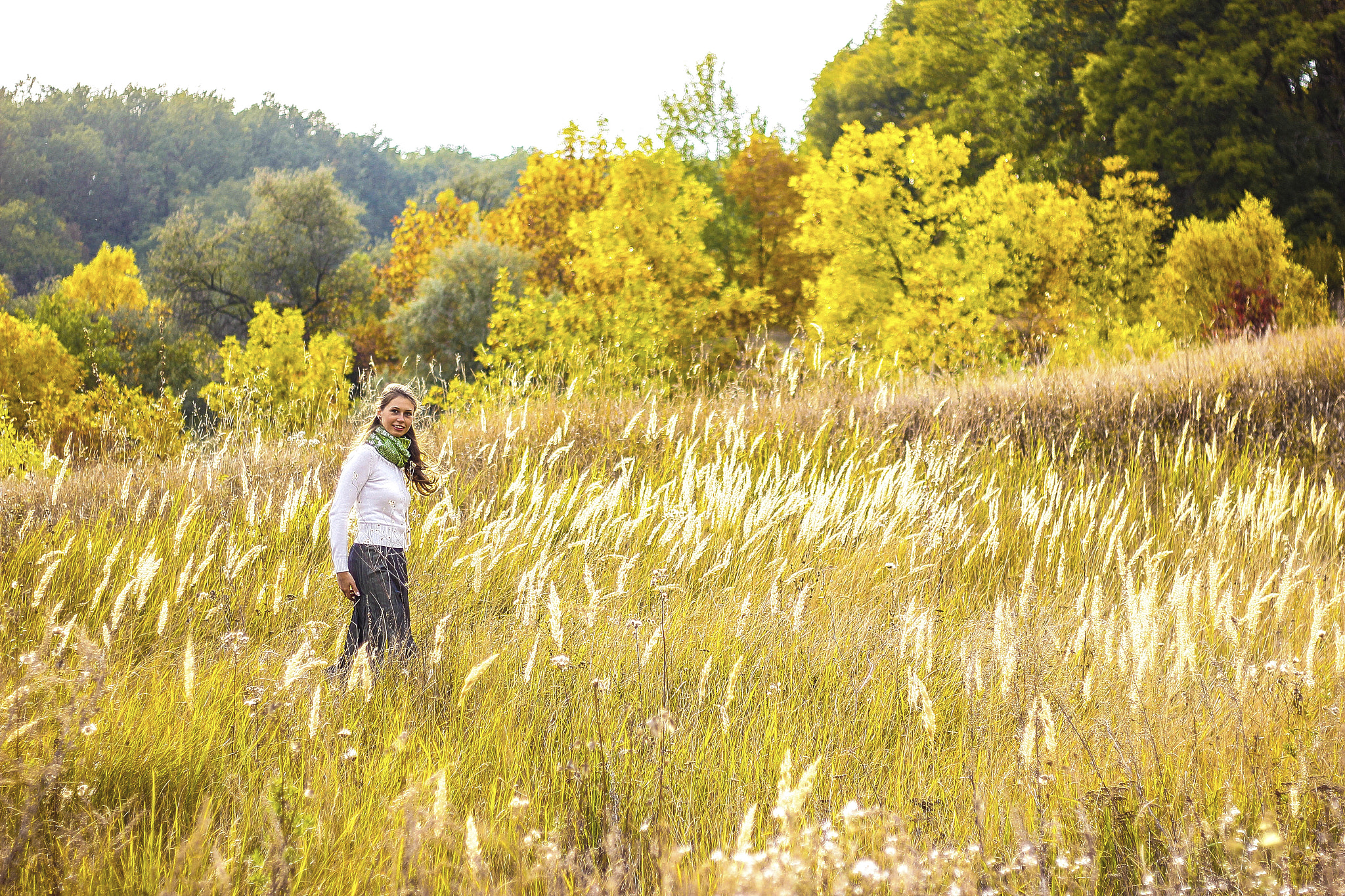 Canon EOS 550D (EOS Rebel T2i / EOS Kiss X4) + Canon EF 50mm F1.8 II sample photo. Girl in a field photography