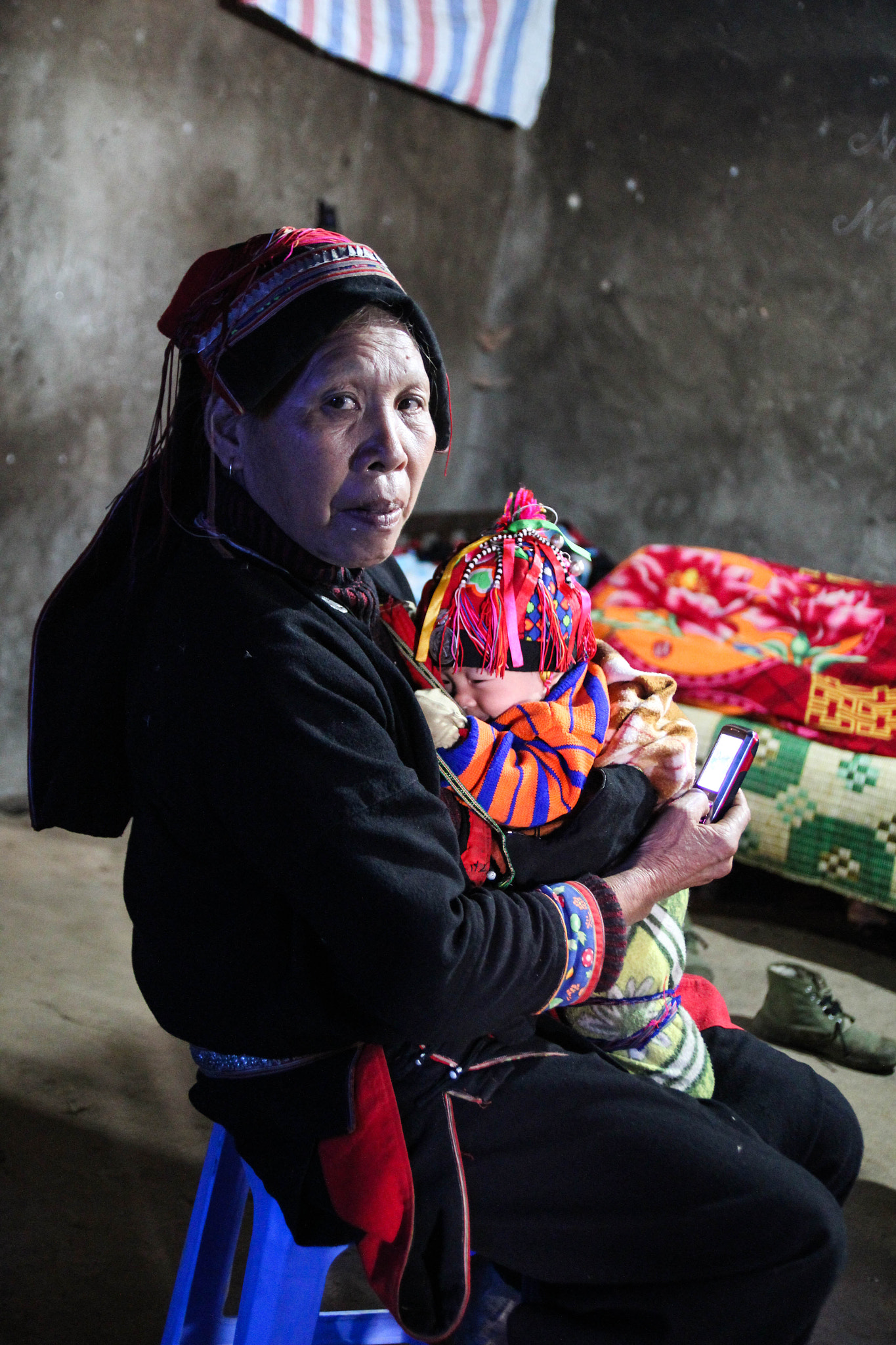 Canon EF-S 17-55mm F2.8 IS USM sample photo. Hmong grandma and the baby photography