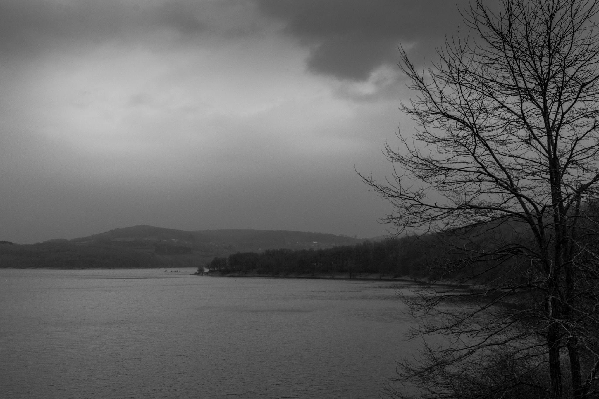 Canon EF-S 24mm F2.8 STM sample photo. Lac de pannecière photography