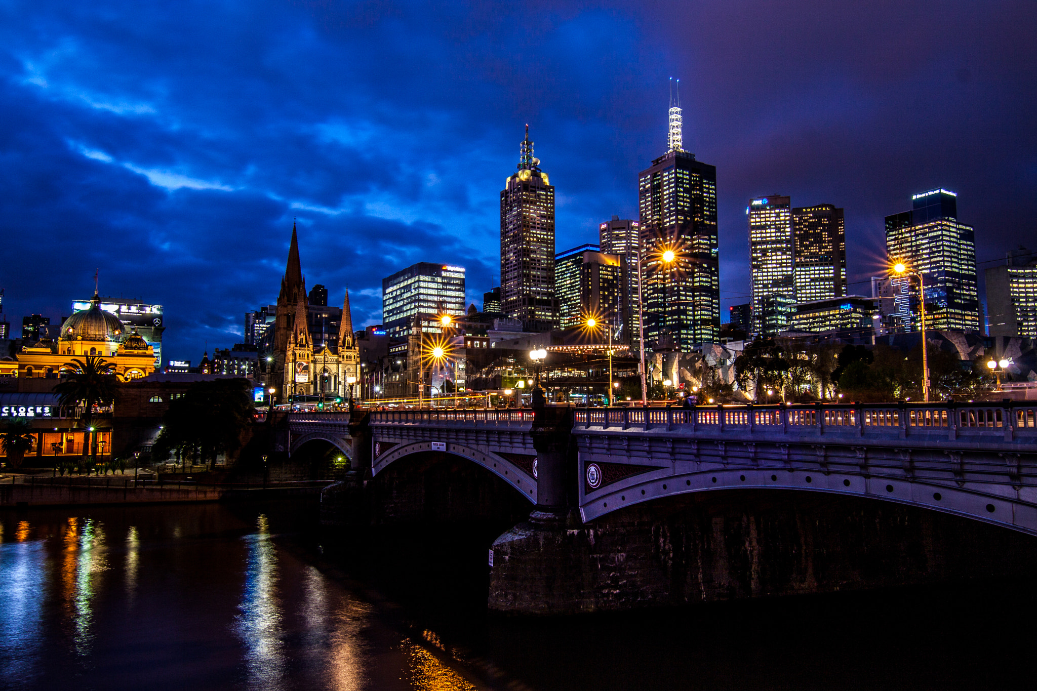 Canon EOS 50D + Tokina AT-X Pro 11-16mm F2.8 DX sample photo. Melbourne at light photography