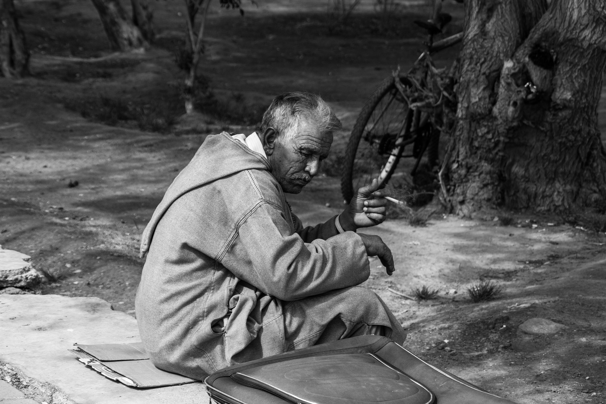 Sigma 18-200mm f/3.5-6.3 DC OS sample photo. The smoking man in b&w photography