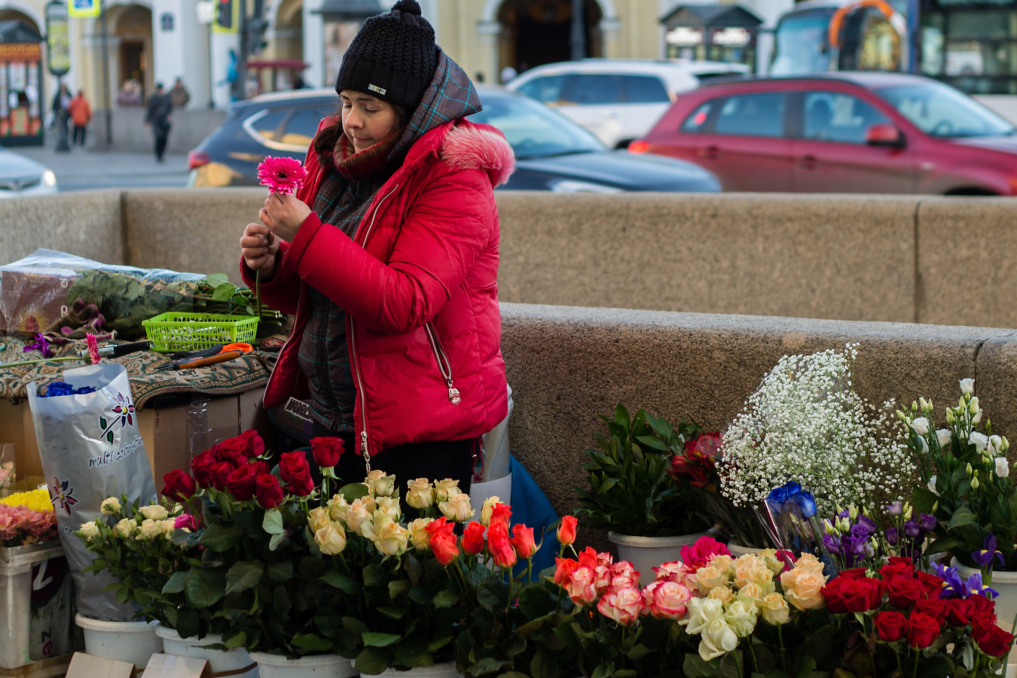 Canon EOS 1100D (EOS Rebel T3 / EOS Kiss X50) + Canon EF 50mm F1.8 II sample photo. Flower-seller photography