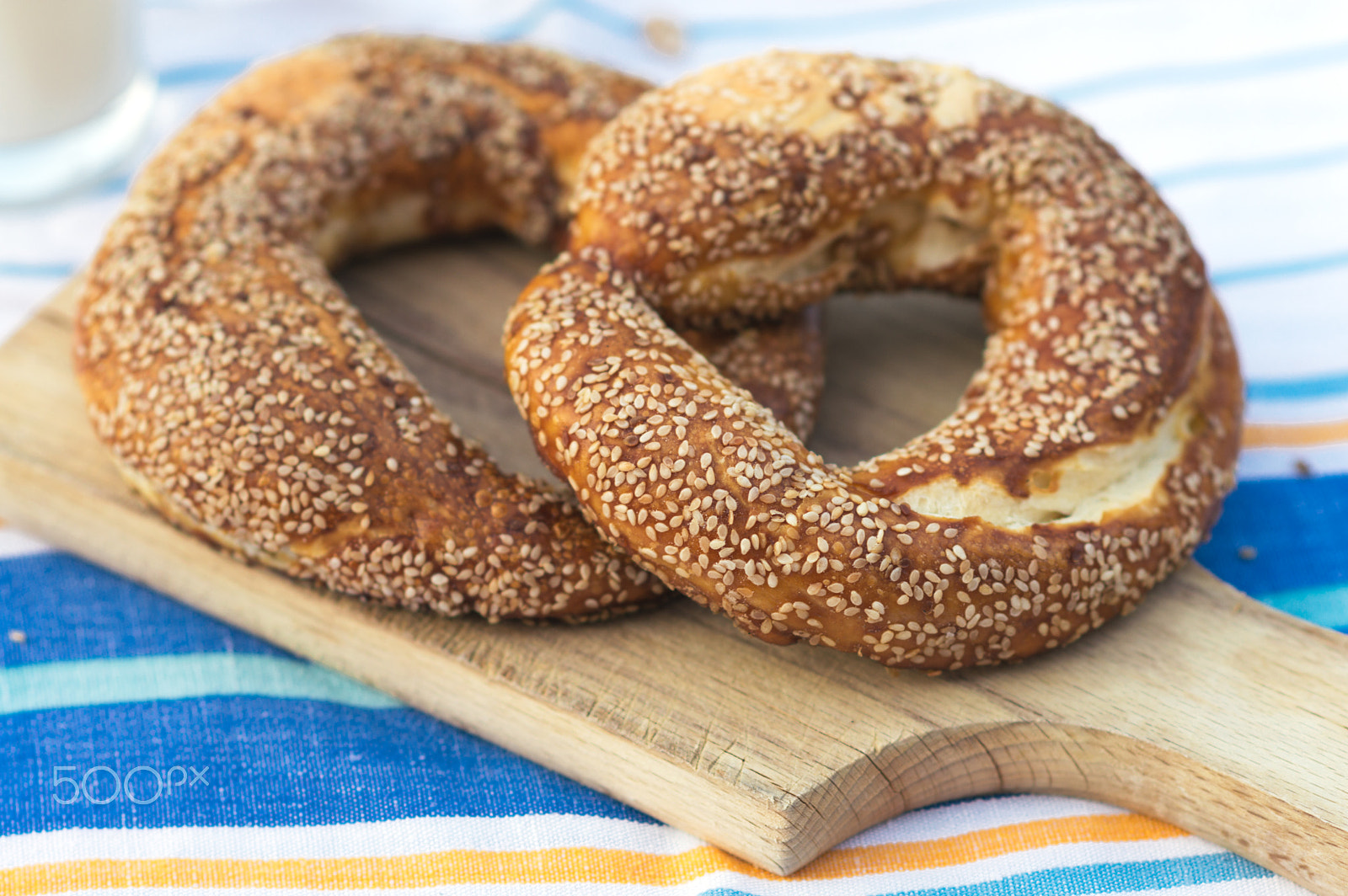 Nikon D3200 + Nikon AF-S Nikkor 85mm F1.8G sample photo. Fresh baked bagel on a cutting board. photography