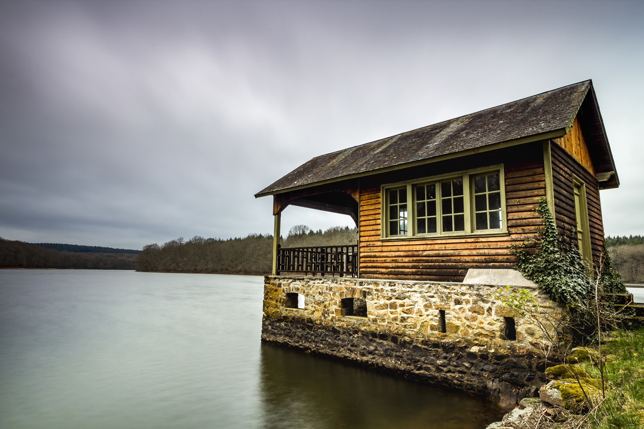 Canon EOS 1200D (EOS Rebel T5 / EOS Kiss X70 / EOS Hi) + Canon EF-S 10-18mm F4.5–5.6 IS STM sample photo. House on the lake photography