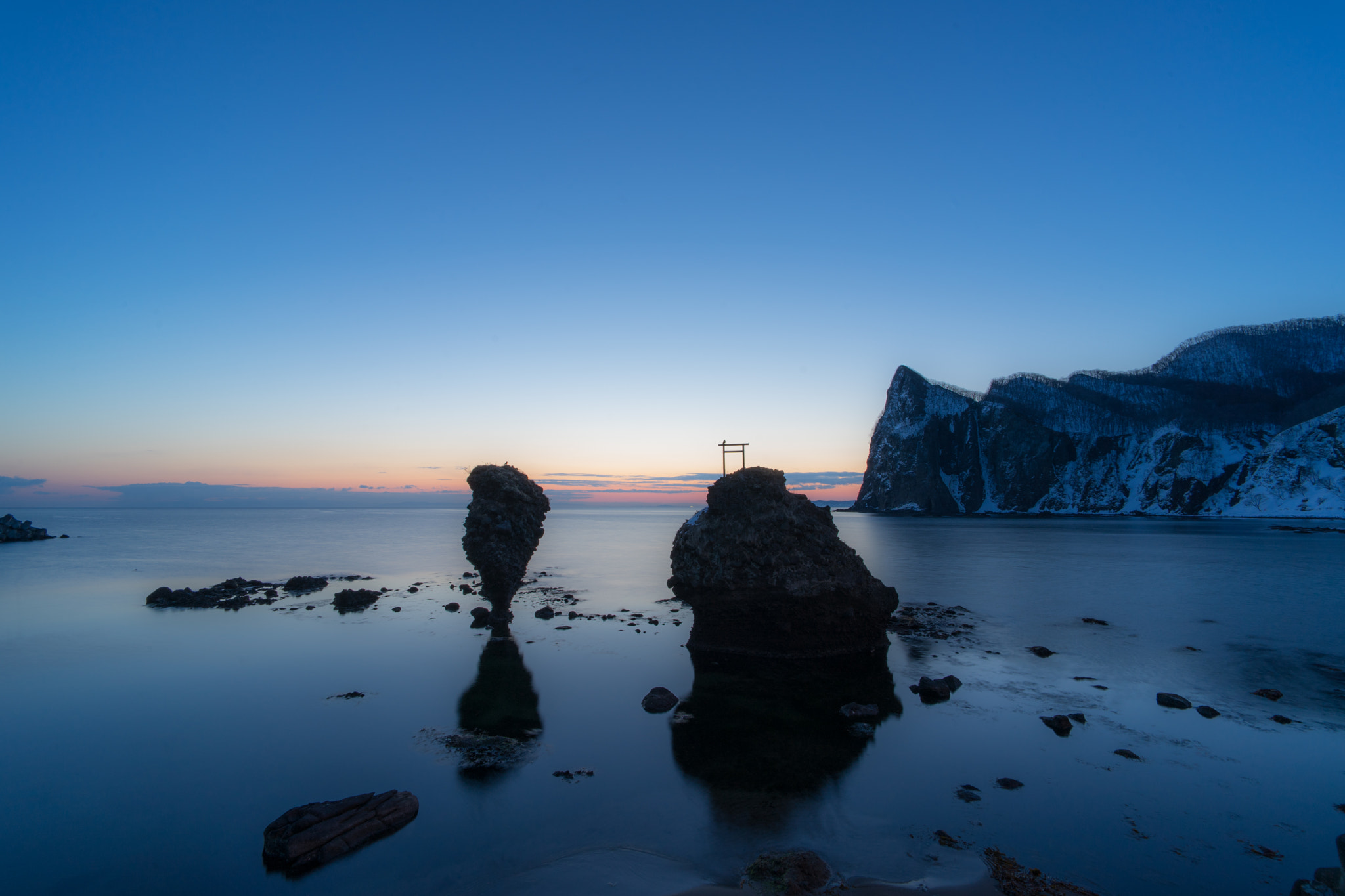 Sony a7 II + Voigtlander SUPER WIDE-HELIAR 15mm F4.5 III sample photo. えびす岩・大黒岩 photography