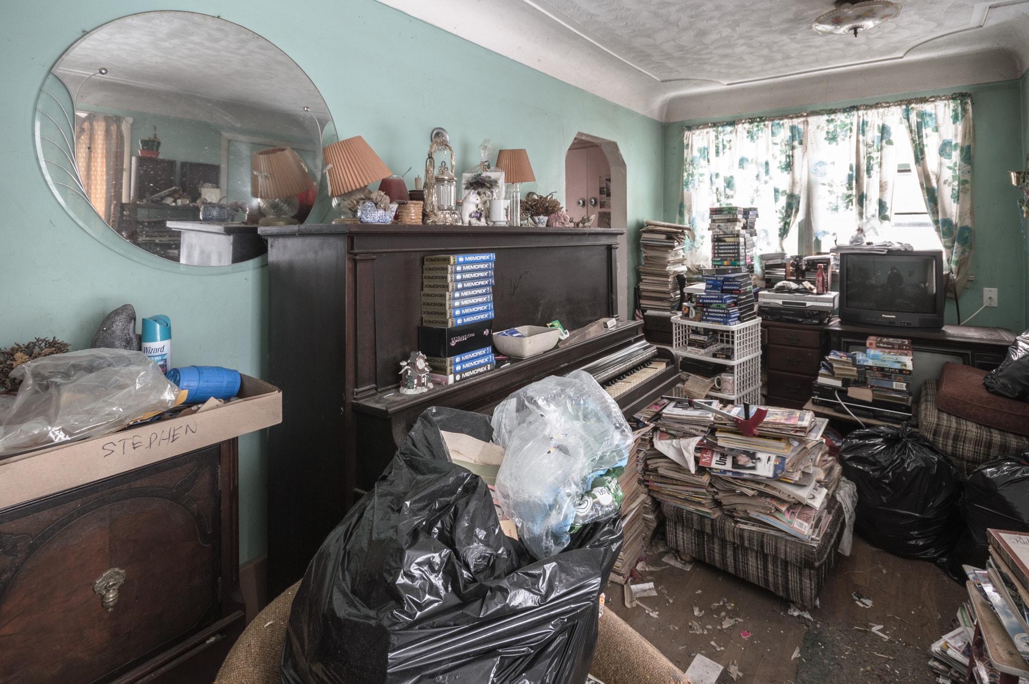 Nikon D3200 sample photo. Abandoned house frozen in time living room photography