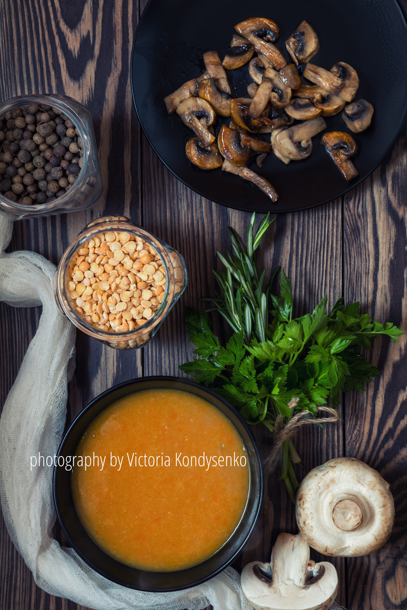 Canon EF-S 17-55mm F2.8 IS USM sample photo. Pea soup and fried mushrooms in black plates photography
