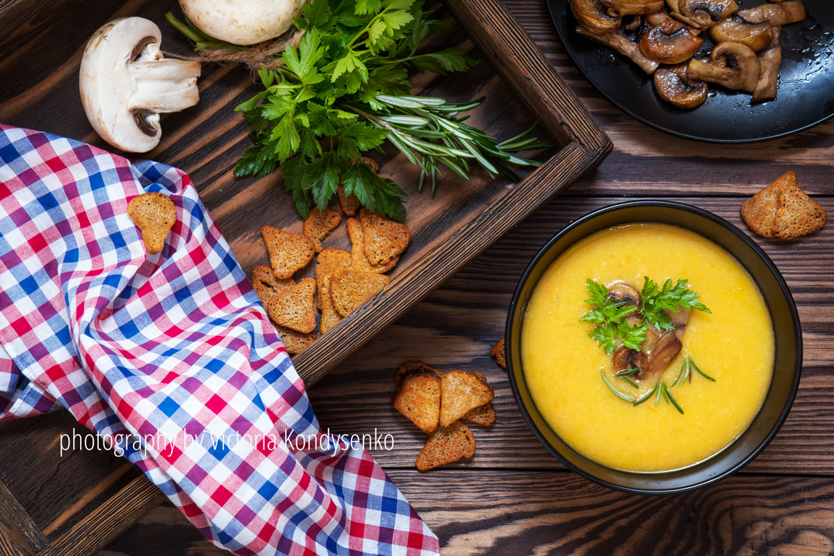 Canon EF-S 17-55mm F2.8 IS USM sample photo. Pea soup with mushrooms in black plate. photography