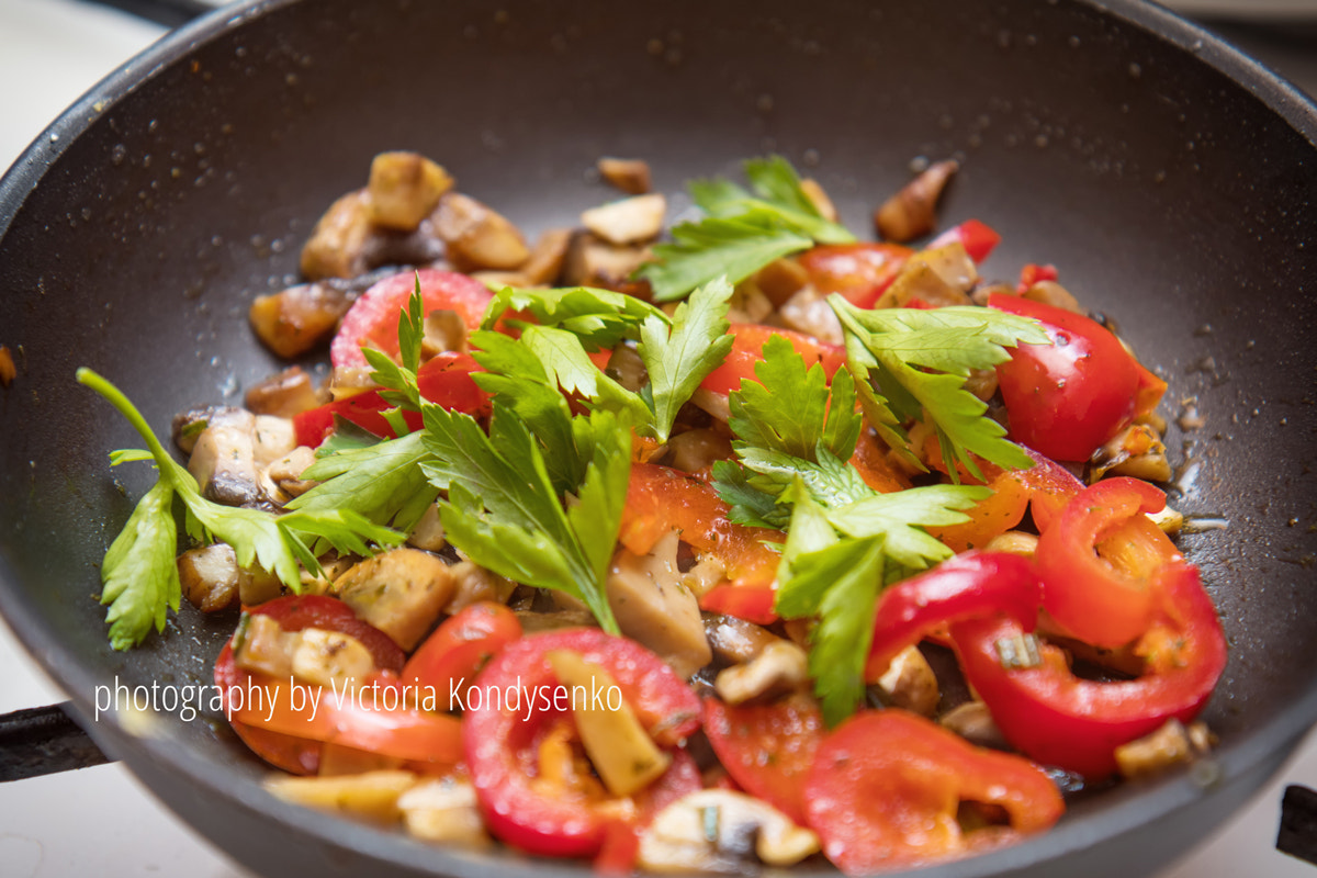 Canon EF-S 17-55mm F2.8 IS USM sample photo. Mushrooms and fresh sweet red pepper in the pan photography