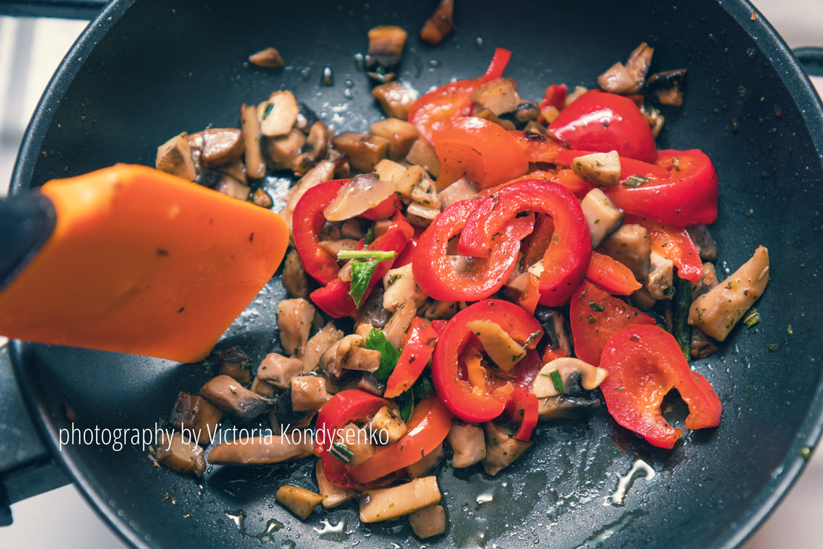 Canon EF-S 17-55mm F2.8 IS USM sample photo. Mushrooms and fresh sweet red pepper in the pan photography