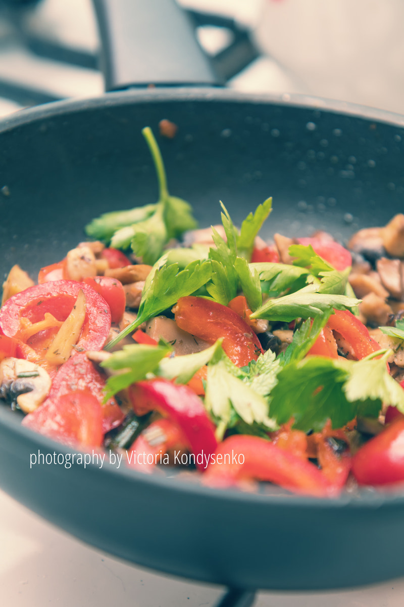 Canon EF-S 17-55mm F2.8 IS USM sample photo. Mushrooms and fresh sweet red pepper in the pan photography