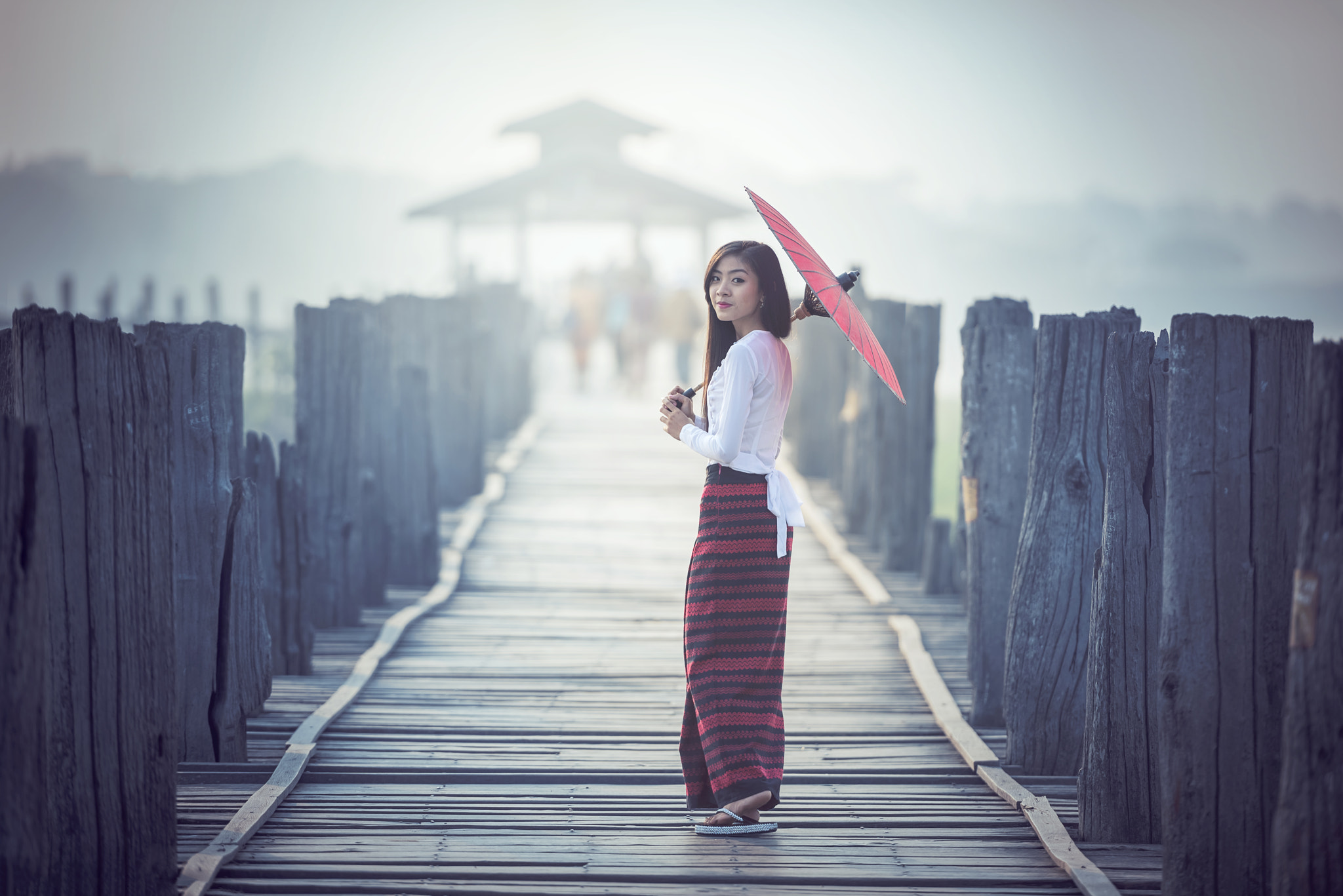 Nikon AF-S Nikkor 70-200mm F2.8G ED VR II sample photo. Burmese woman photography