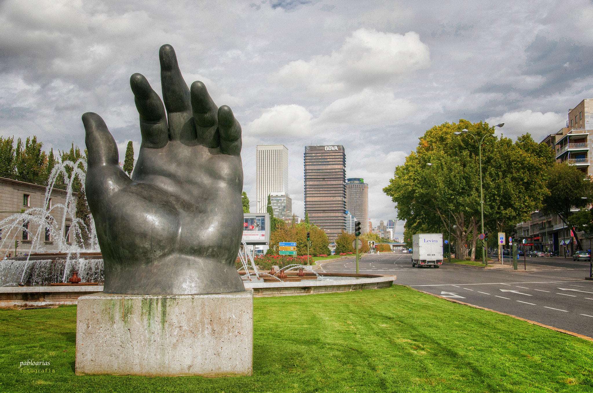 Nikon D300 + Tamron AF 18-250mm F3.5-6.3 Di II LD Aspherical (IF) Macro sample photo. La mano (botero) photography