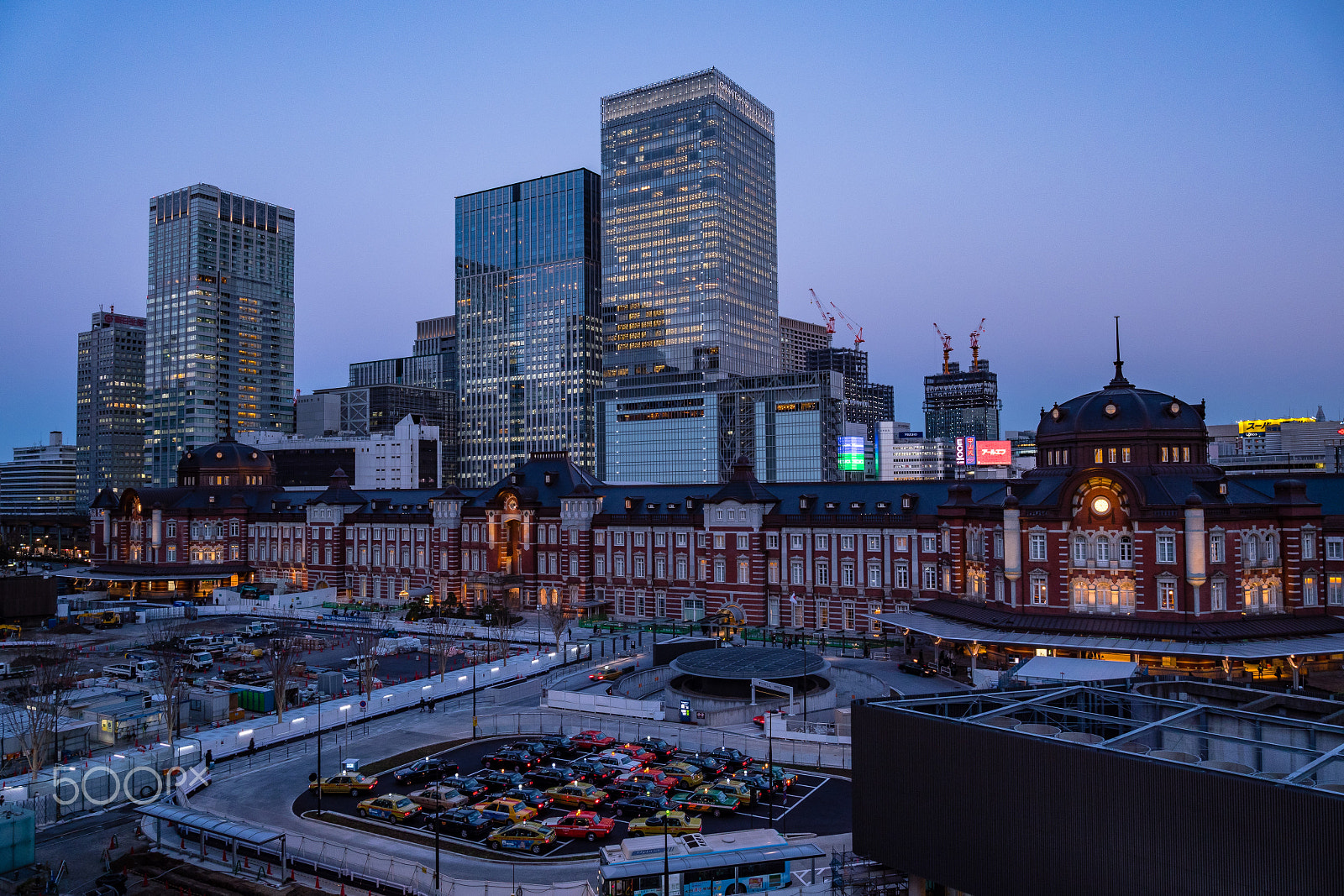 Panasonic Lumix DMC-GX8 + Olympus M.Zuiko Digital ED 12-100mm F4.0 IS Pro sample photo. Twilight time at tokyo station / tokyo, japan photography