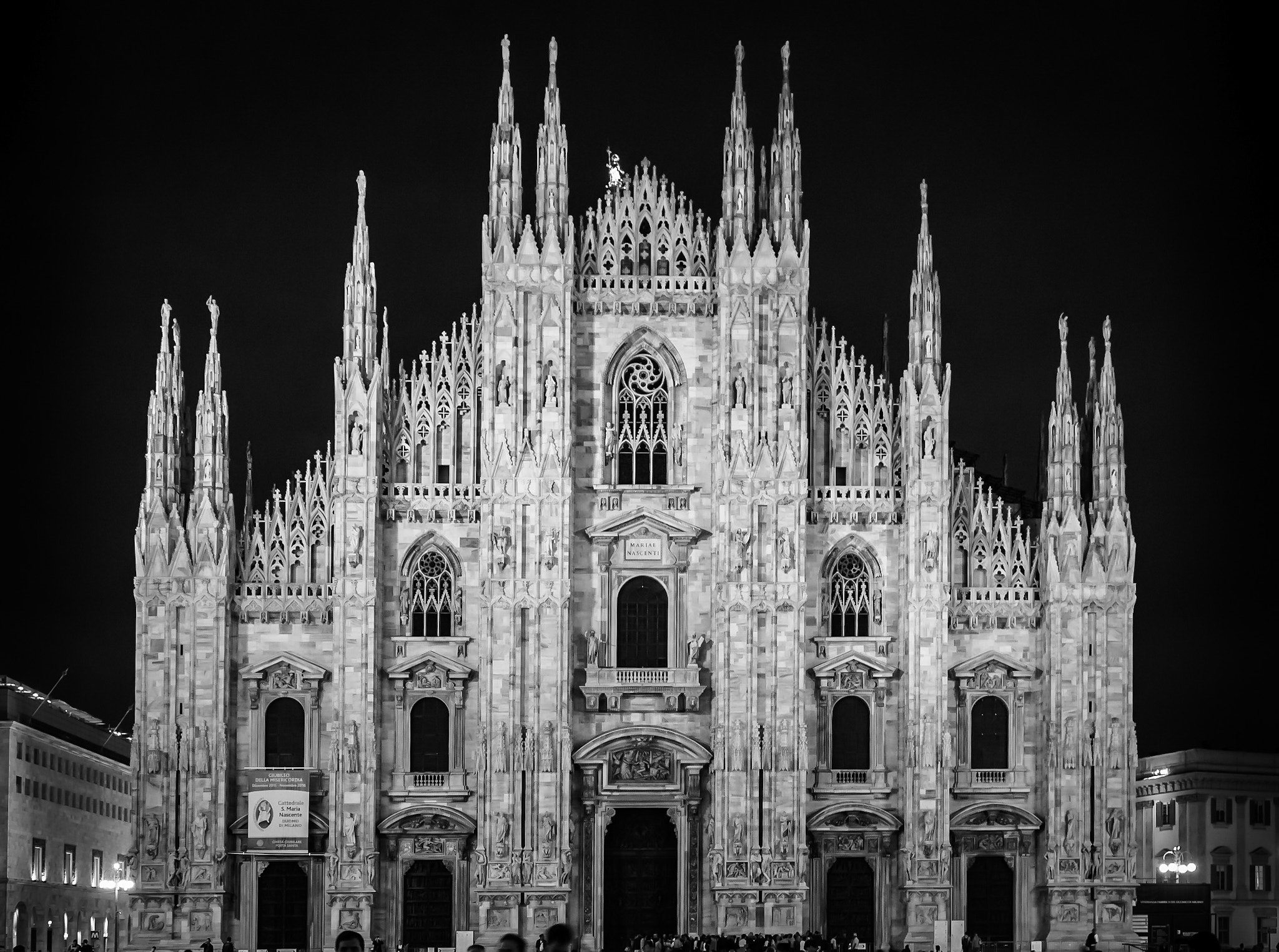 Canon EOS 450D (EOS Rebel XSi / EOS Kiss X2) + Canon EF 24-105mm F4L IS USM sample photo. Duomo di milano photography