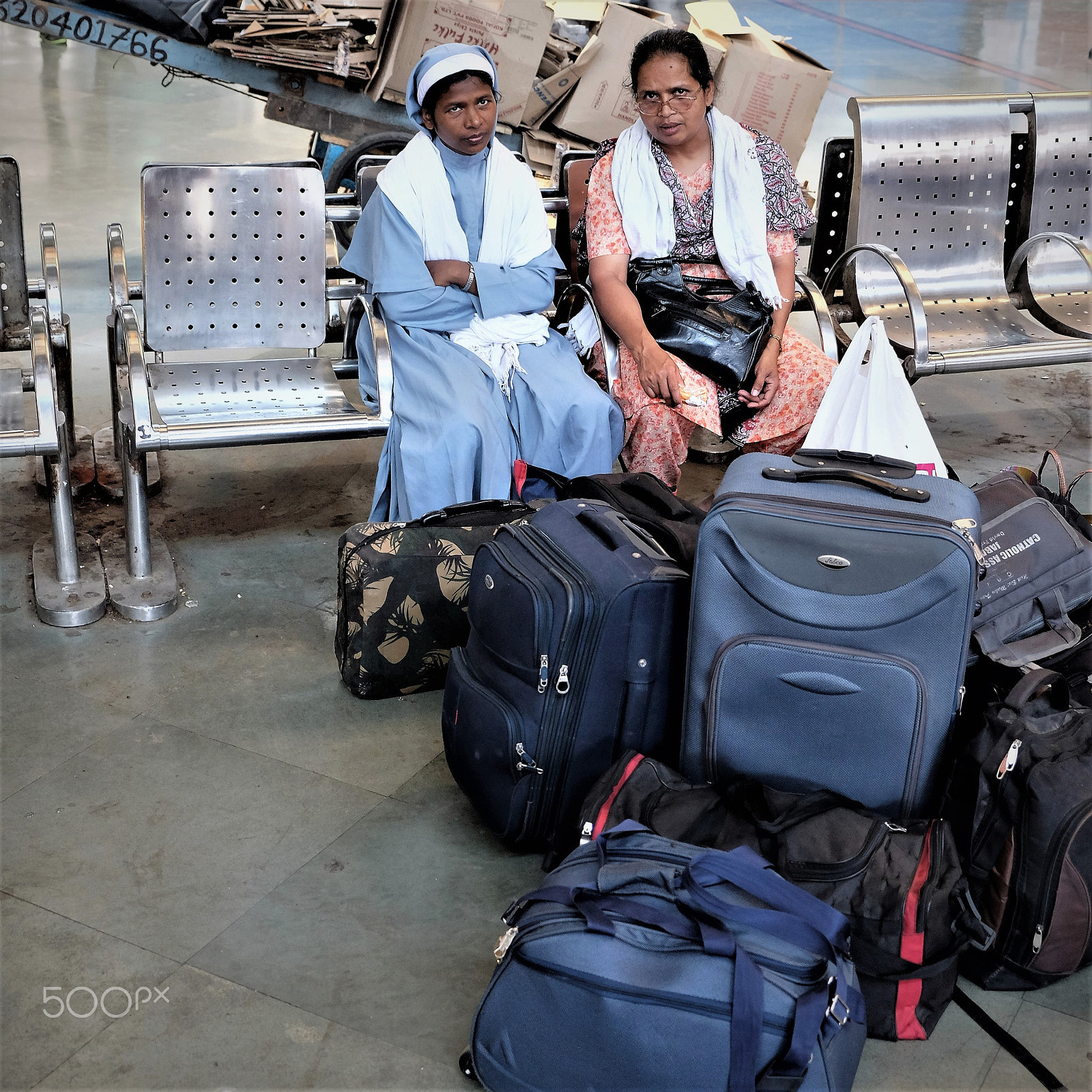 Fujifilm X-E2 + Fujifilm XF 18-55mm F2.8-4 R LM OIS sample photo. Waiting for train mumbai photography