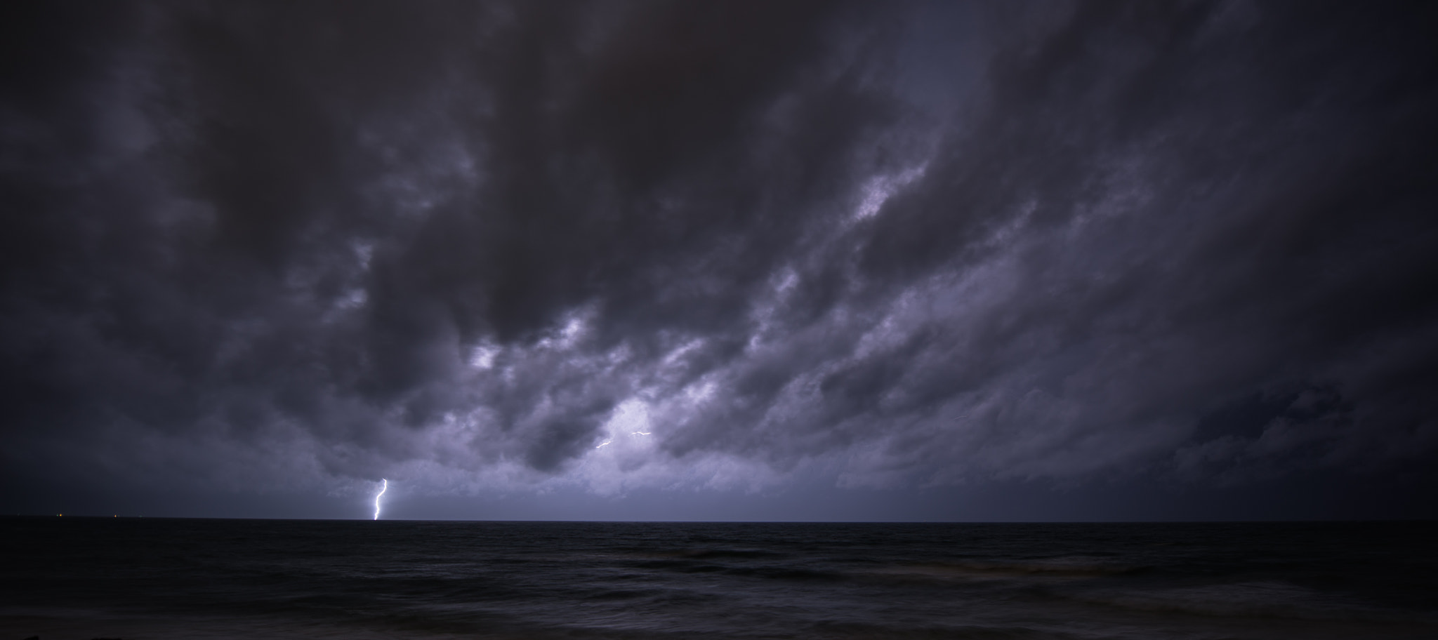 Nikon AF-S Nikkor 14-24mm F2.8G ED sample photo. Thunder photography