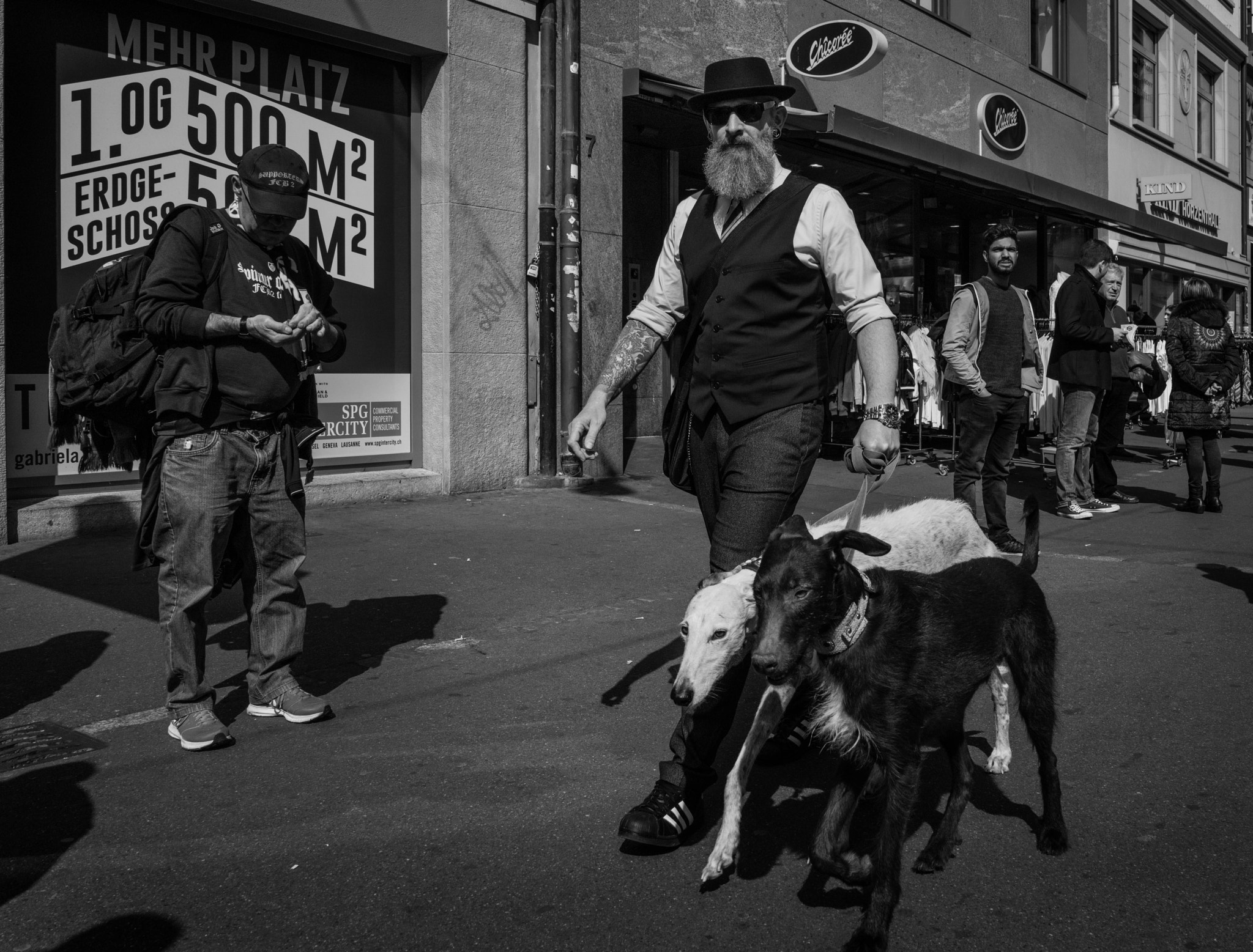 Sony FE 28mm F2 sample photo. Amores perros photography