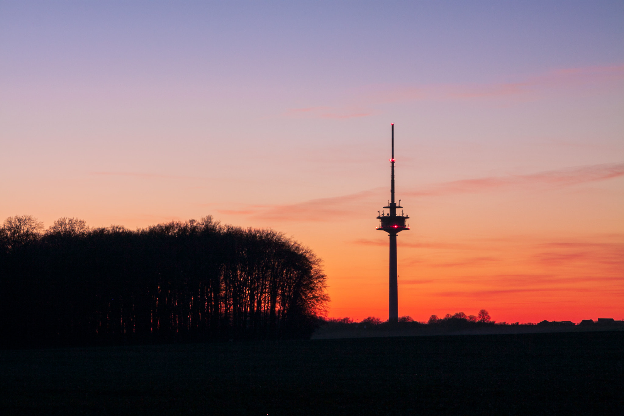 Canon EOS 50D + Sigma 18-250mm F3.5-6.3 DC OS HSM sample photo. Sunset at the radio tower in brunswick, lower saxony photography