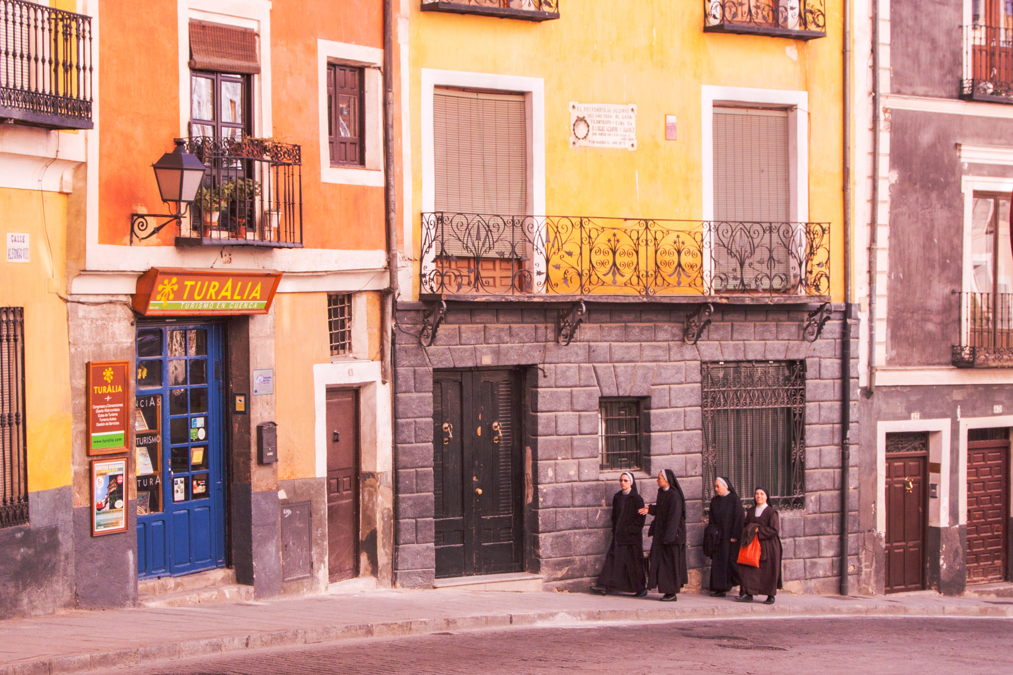 Canon EOS 50D + Canon EF 24-105mm F4L IS USM sample photo. Una calle de cuenca photography