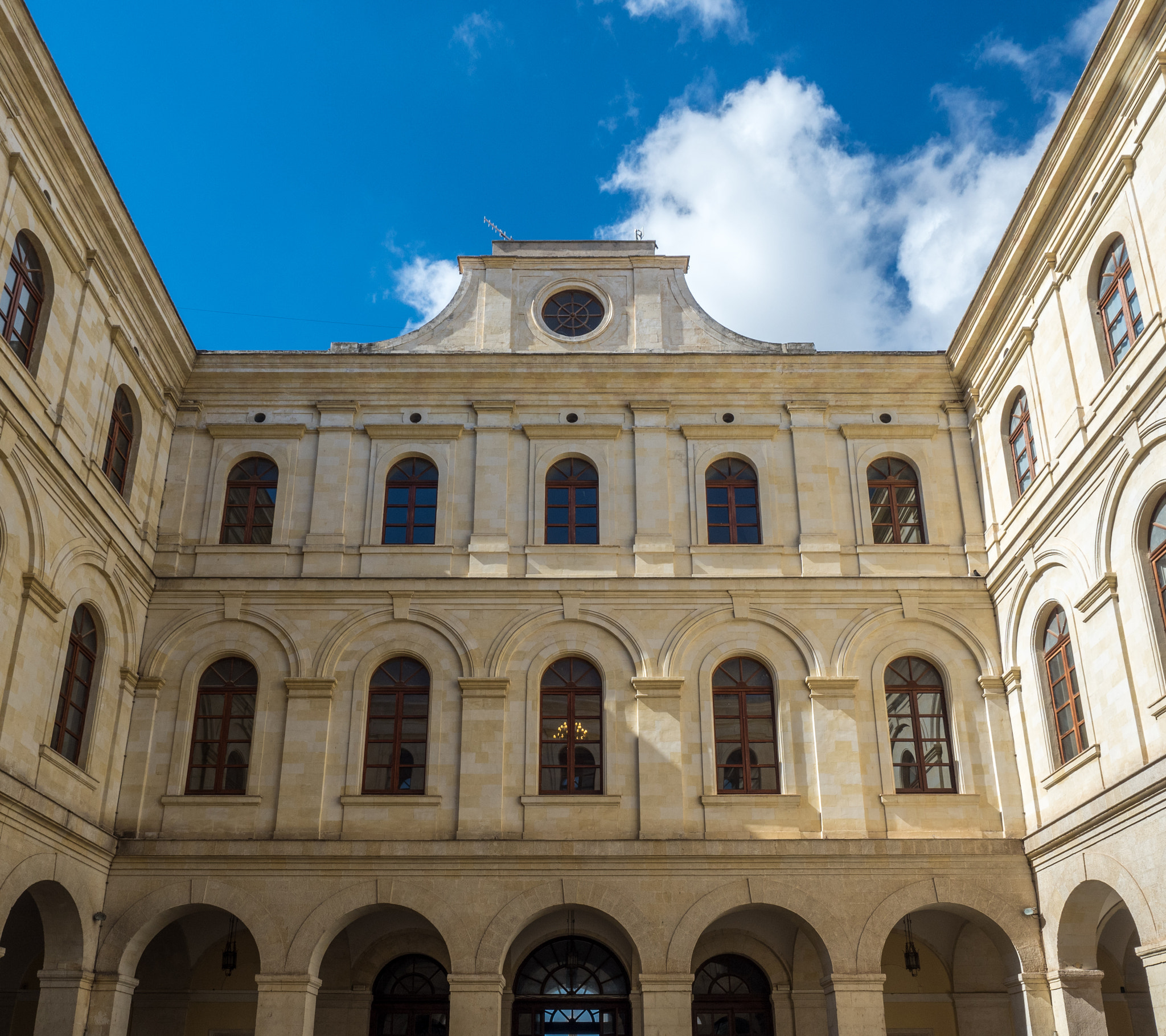 Olympus OM-D E-M5 II + Olympus M.Zuiko Digital ED 12-40mm F2.8 Pro sample photo. Palazzo provincia photography