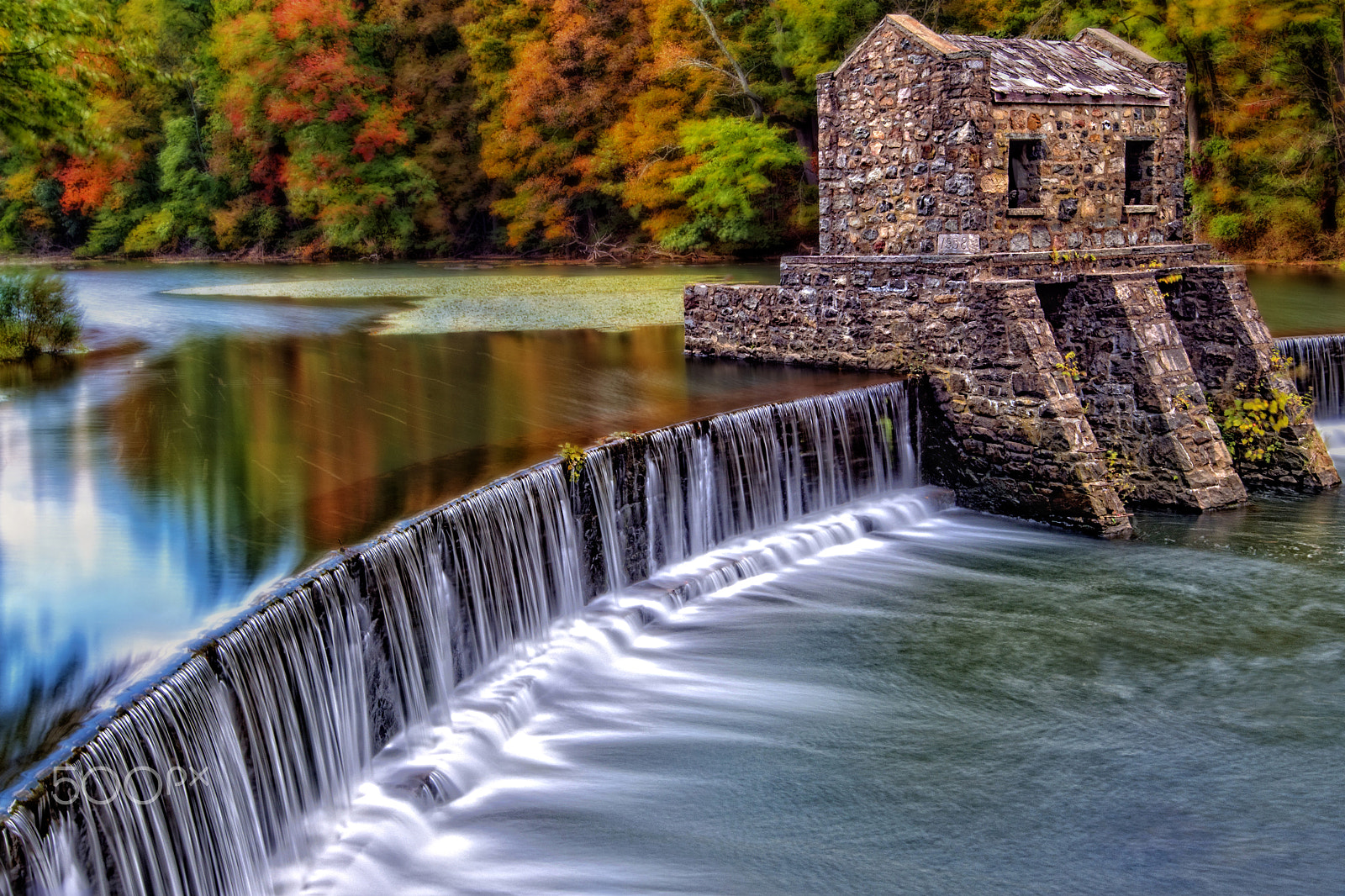 Nikon AF-S Nikkor 16-35mm F4G ED VR sample photo. Speedwell lake and falls in fall photography