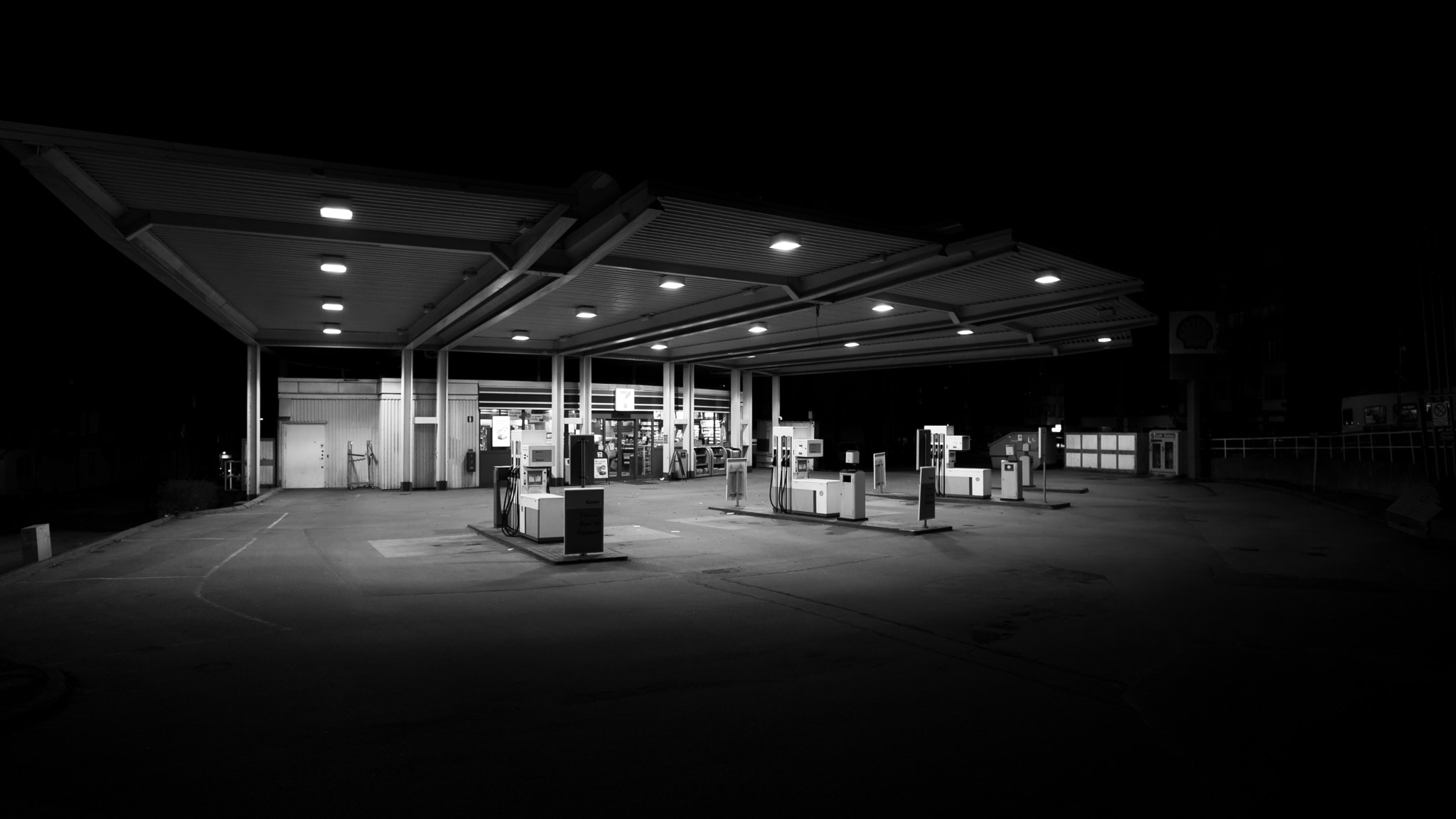 Sony a7 II + E 21mm F2.8 sample photo. Pit stop photography