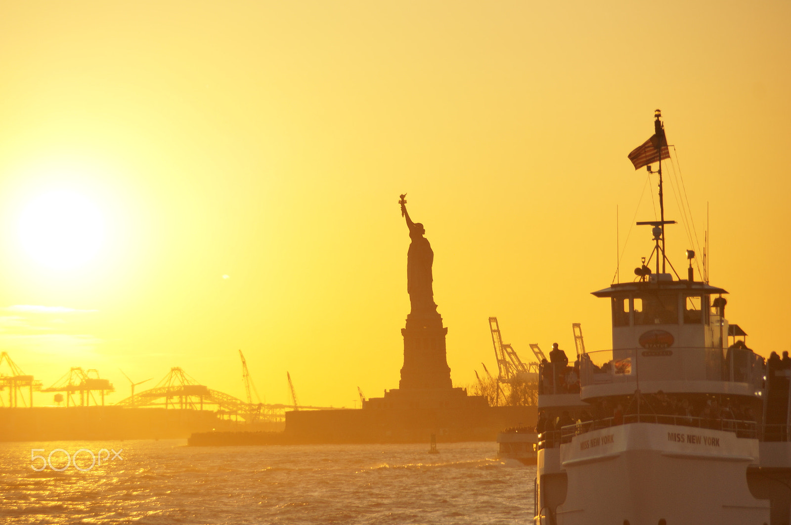 Sony DT 18-200mm F3.5-6.3 sample photo. Statue of liberty at sunset photography