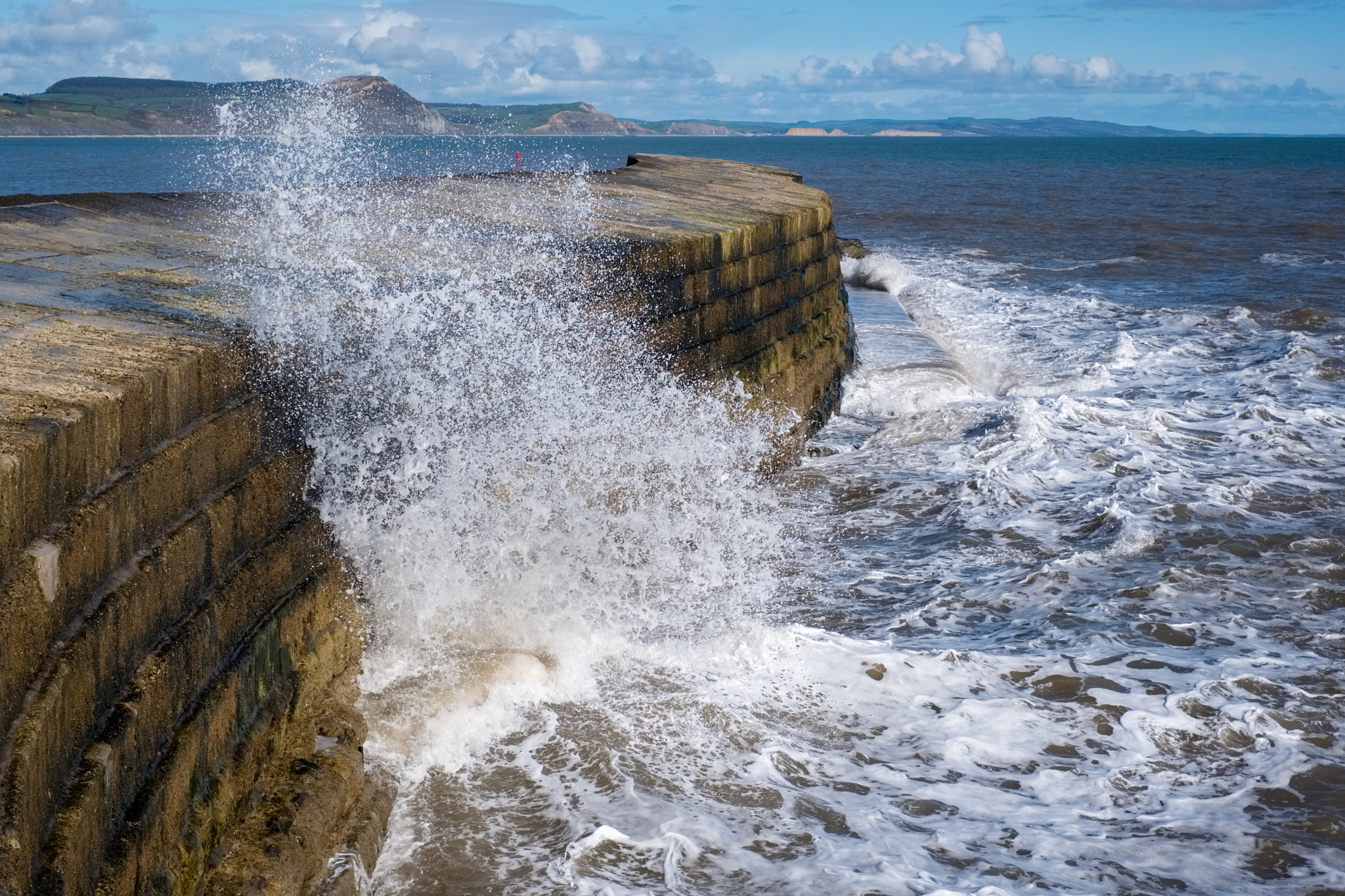 Fujifilm X-T2 sample photo. The cobb harbour wall in lyme regis photography