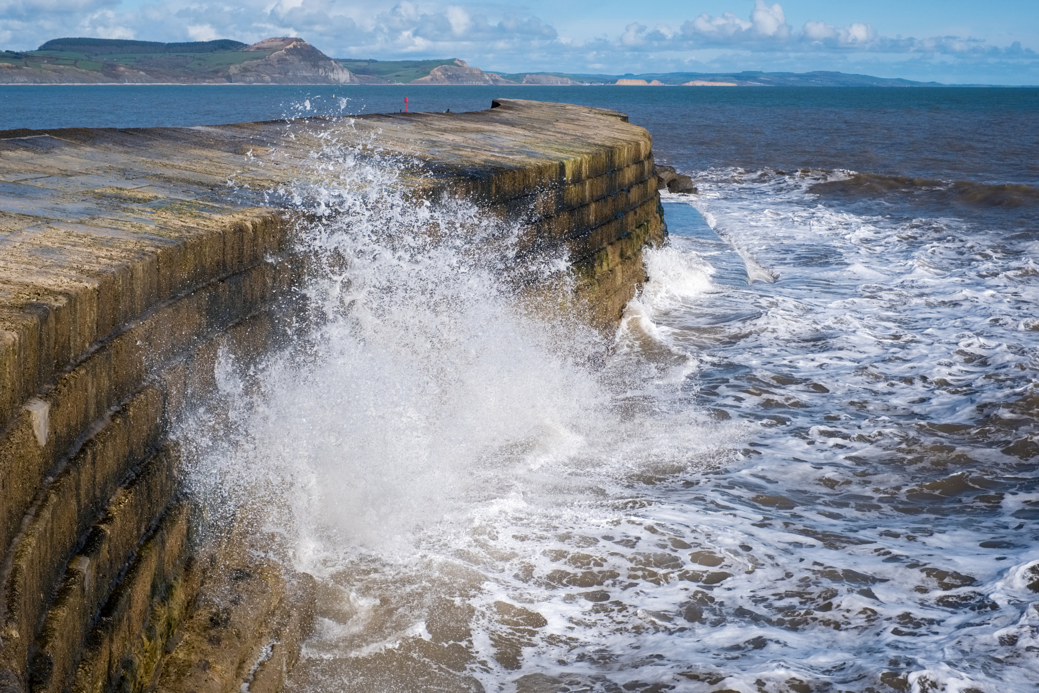 Fujifilm X-T2 + Fujifilm XF 35mm F1.4 R sample photo. The cobb harbour wall in lyme regis photography