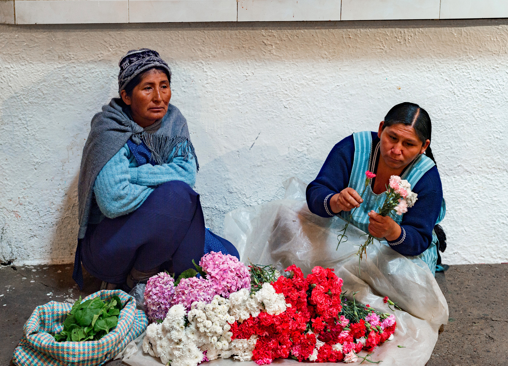 Nikon D4S + Sigma 50mm F1.4 DG HSM Art sample photo. Bolivian local women selling flowers photography