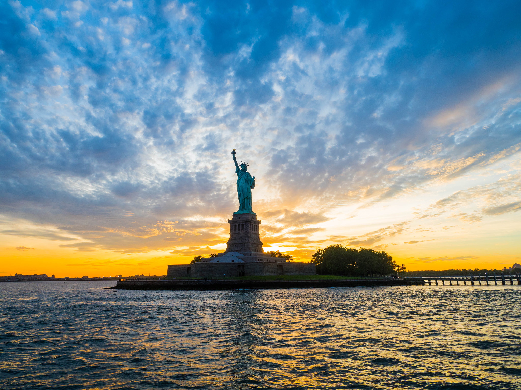 Olympus PEN-F + OLYMPUS M.12mm F2.0 Ltd Blk sample photo. Sunset statue of liberty photography