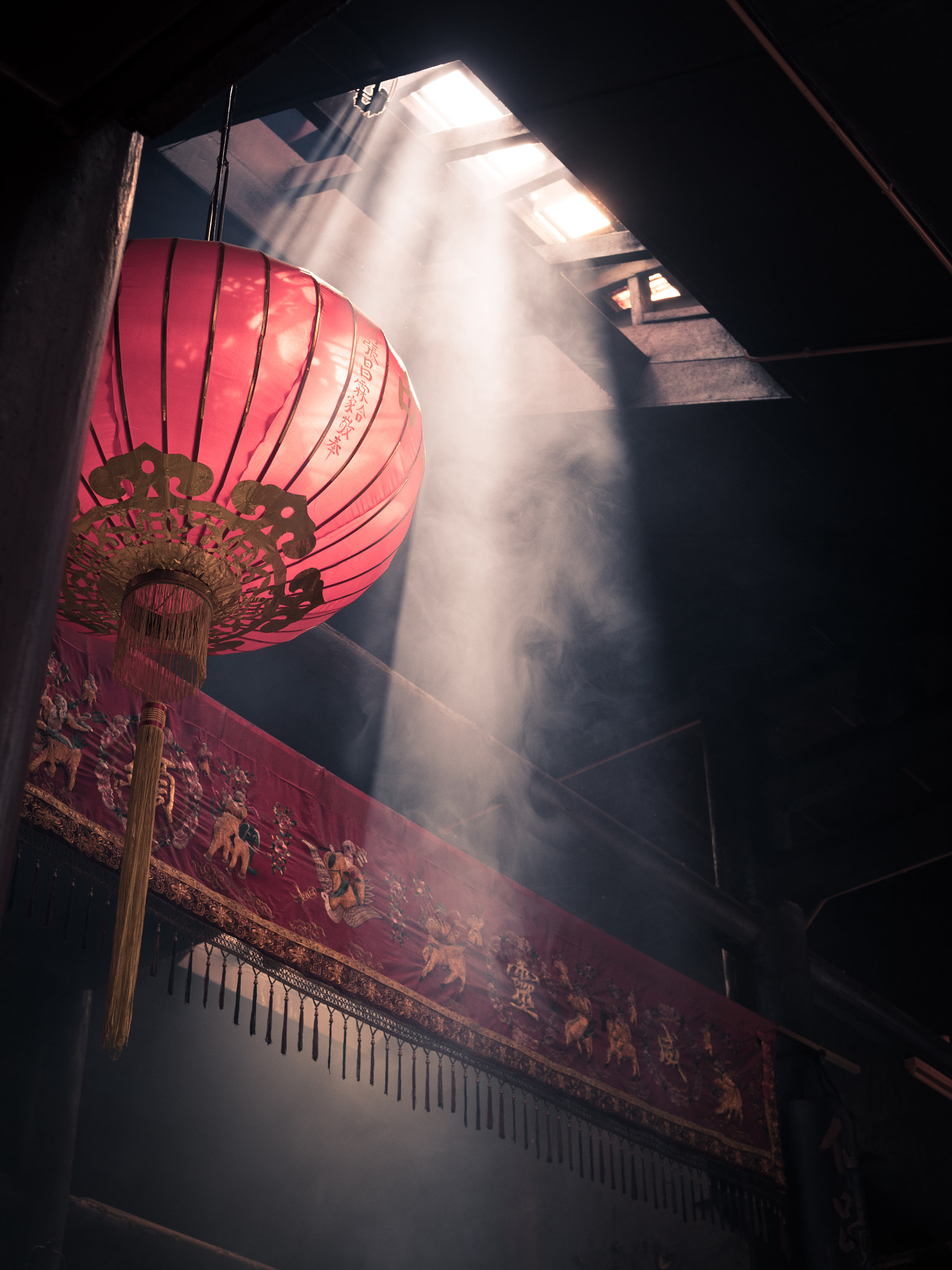 Olympus OM-D E-M1 Mark II + OLYMPUS M.25mm F1.2 sample photo. Chinese temple lights photography