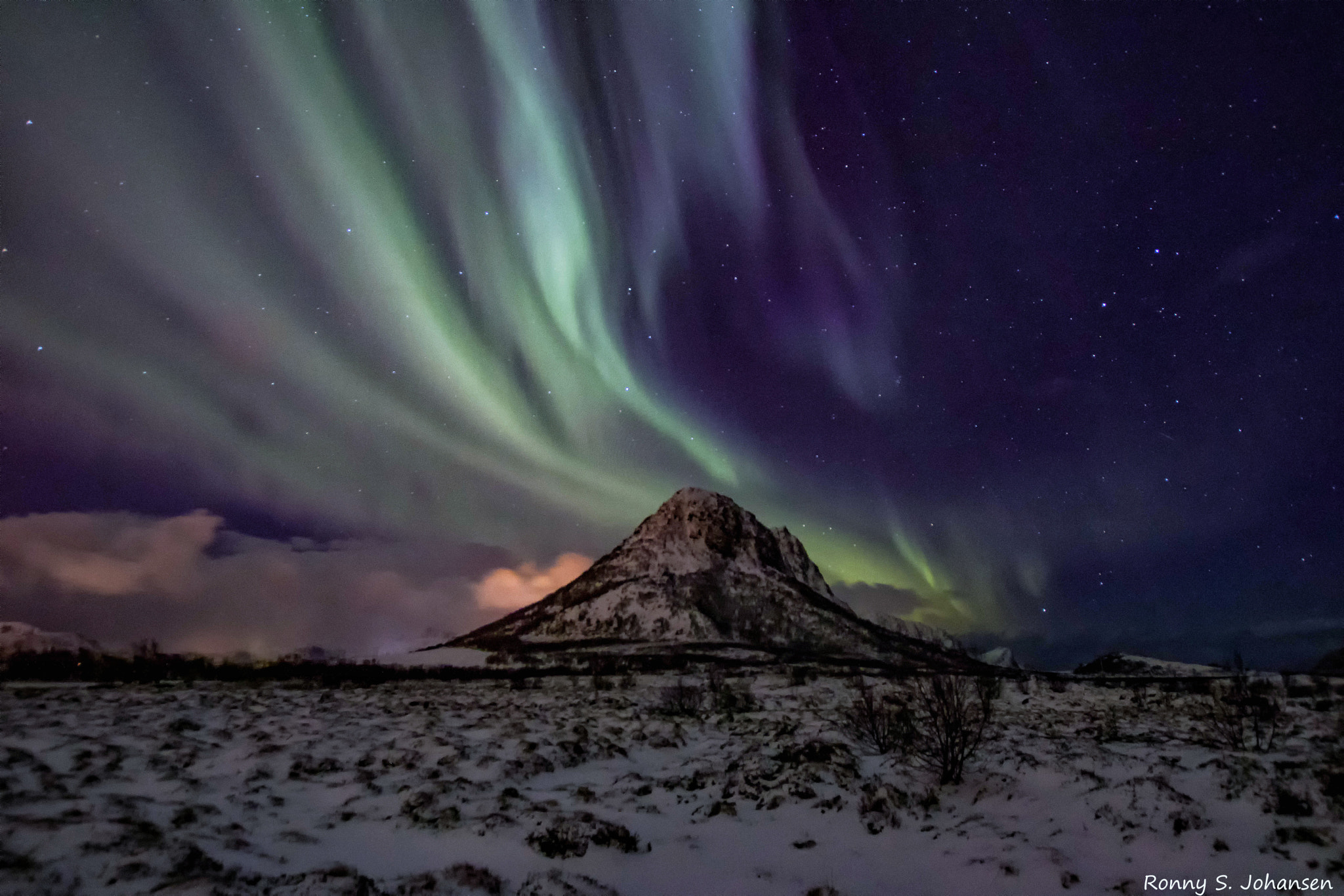 Canon EOS 750D (EOS Rebel T6i / EOS Kiss X8i) + Sigma 10-20mm F3.5 EX DC HSM sample photo. Mountain offersøykammen in aurora tonight  photography