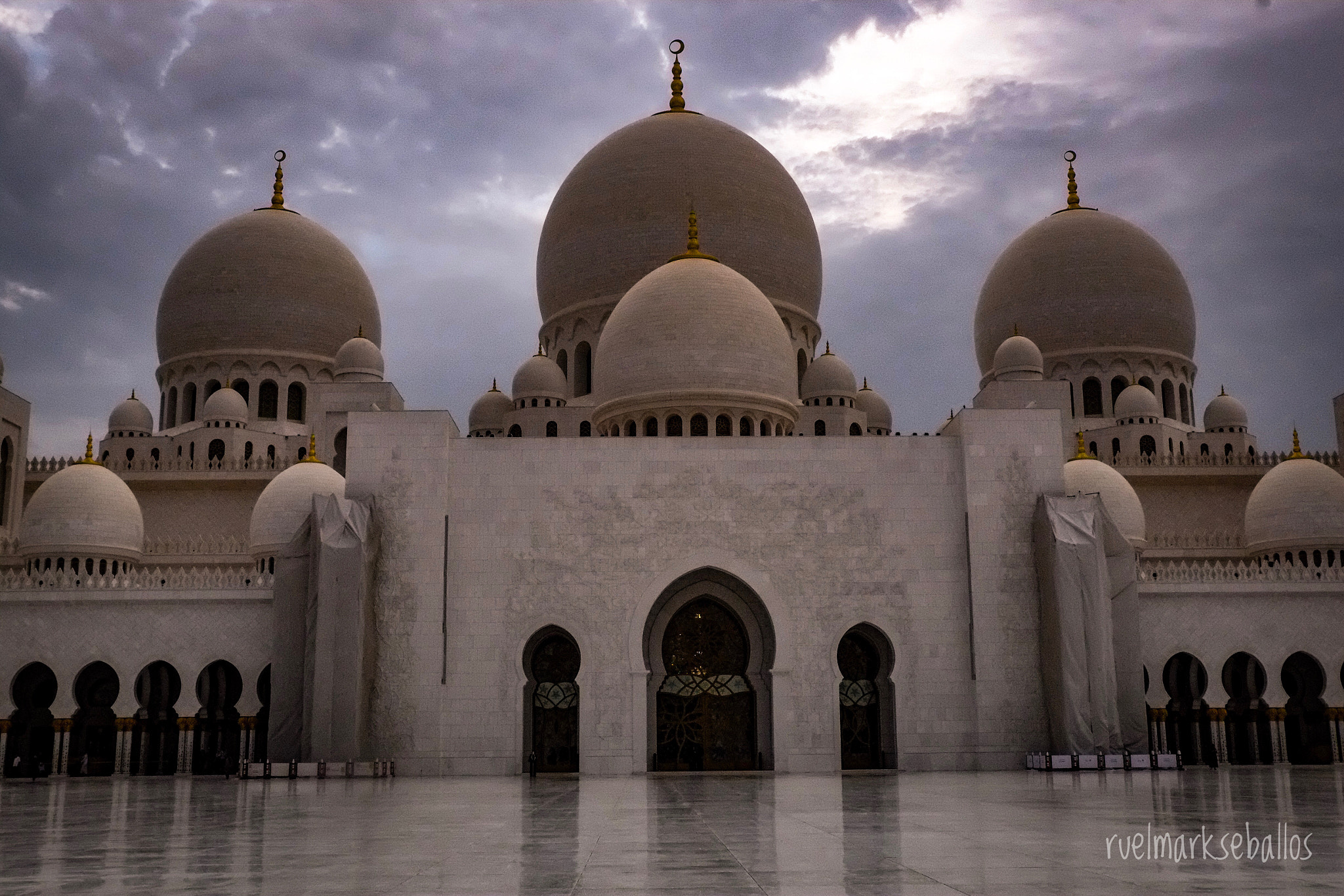Fujifilm X-E1 + Fujifilm XF 18-55mm F2.8-4 R LM OIS sample photo. Sheikh zayed grand mosque - abu dhabi photography