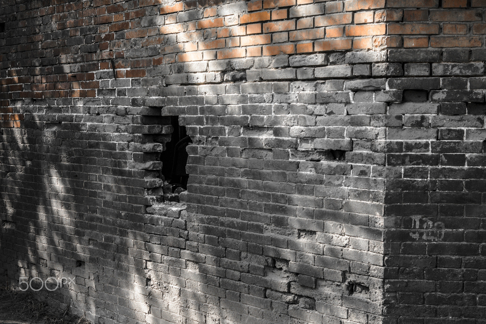 Sony a6000 + Sony Sonnar T* FE 35mm F2.8 ZA sample photo. Hole in the wall photography