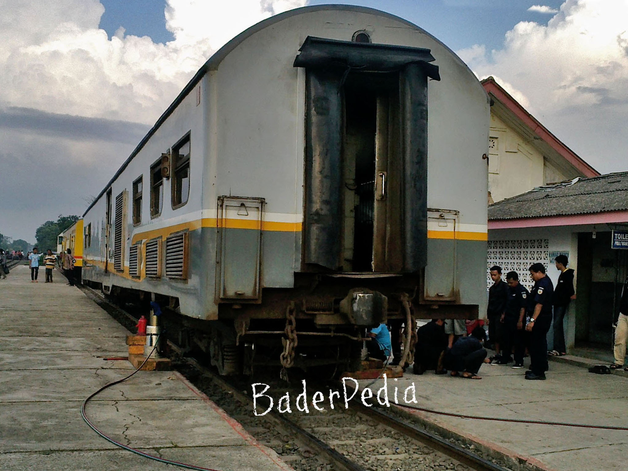 Nokia C5-03 sample photo. Indonesian railways photography