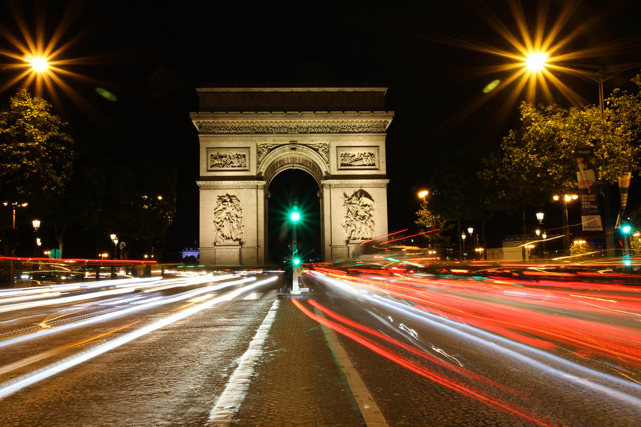 Canon EOS 70D sample photo. Traffic at champs-Élysées photography