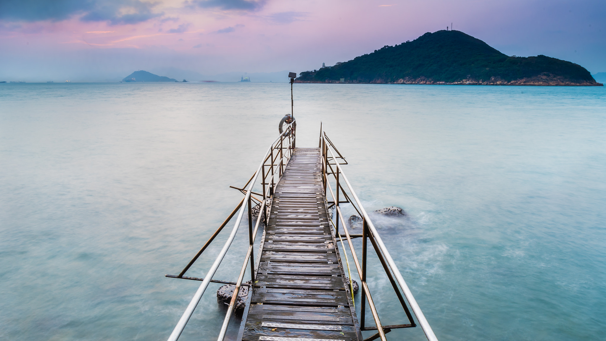 Nikon D750 + Nikon AF-S Nikkor 18-35mm F3.5-4.5G ED sample photo. Sai wan pier photography