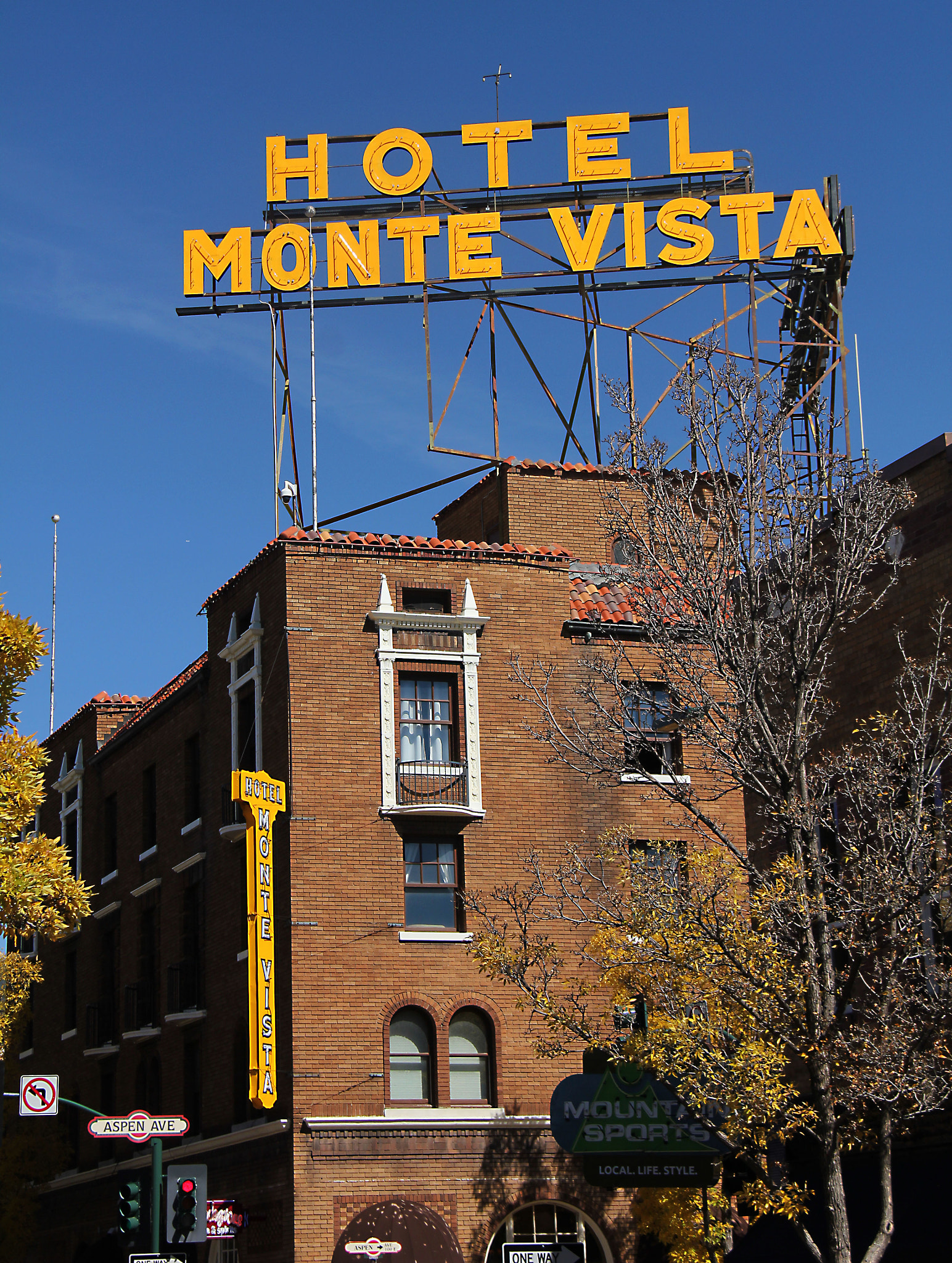 Canon EF-S 18-200mm F3.5-5.6 IS sample photo. Hotel monte vista photography