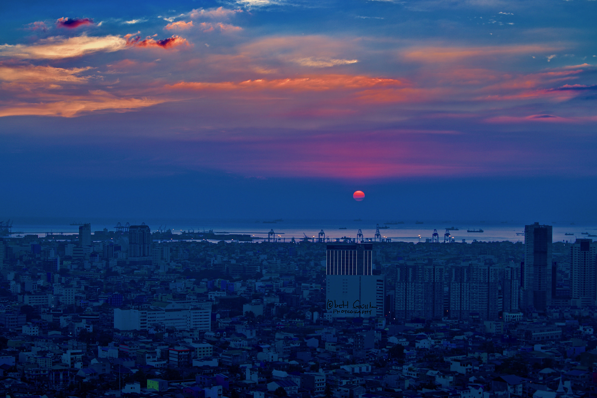 Sony a7R II + Sony FE 70-200mm F2.8 GM OSS sample photo. Golden hour manila sunset photography