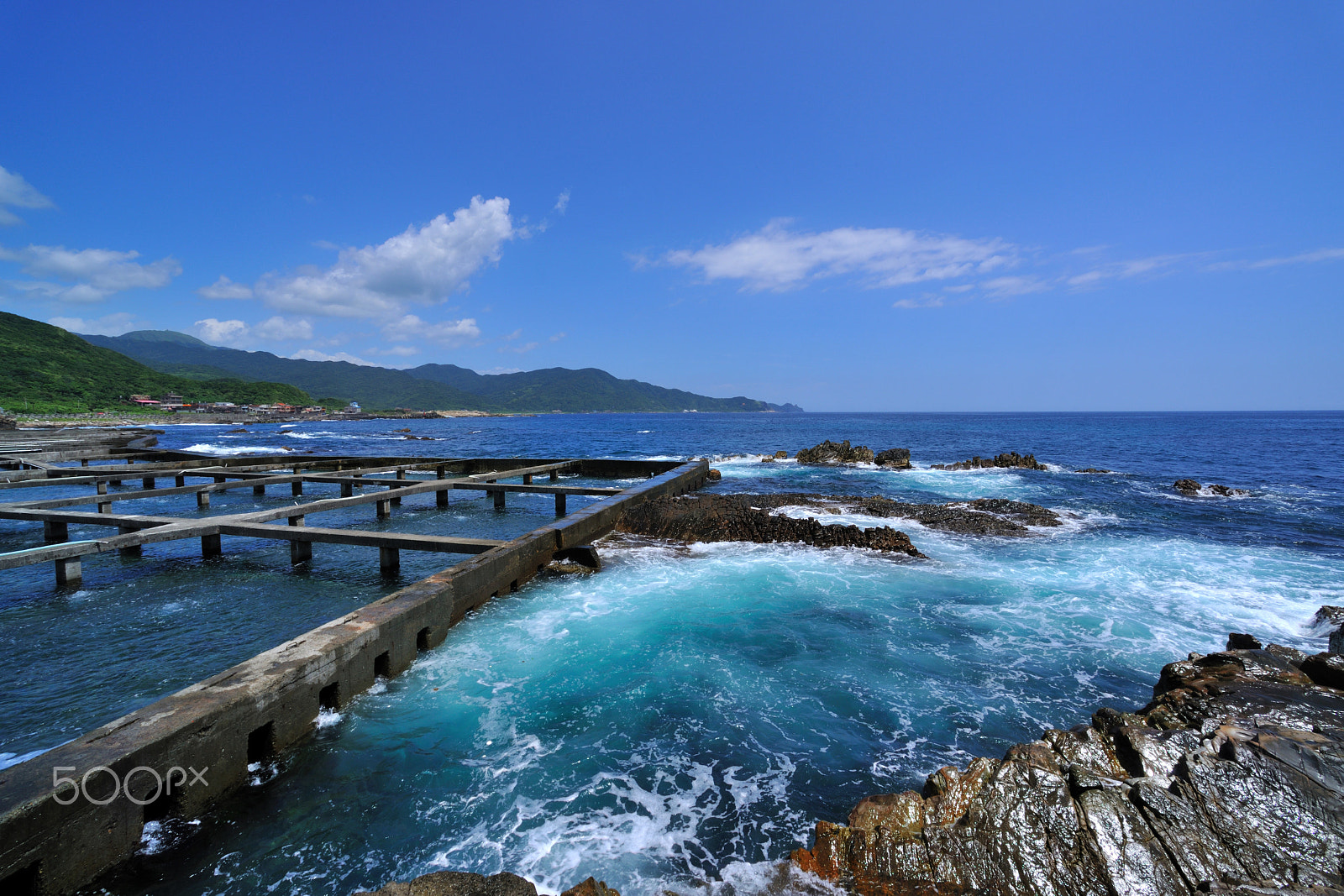 Nikon AF Nikkor 14mm F2.8D ED sample photo. 山,養殖,海,海邊,漁業 photography