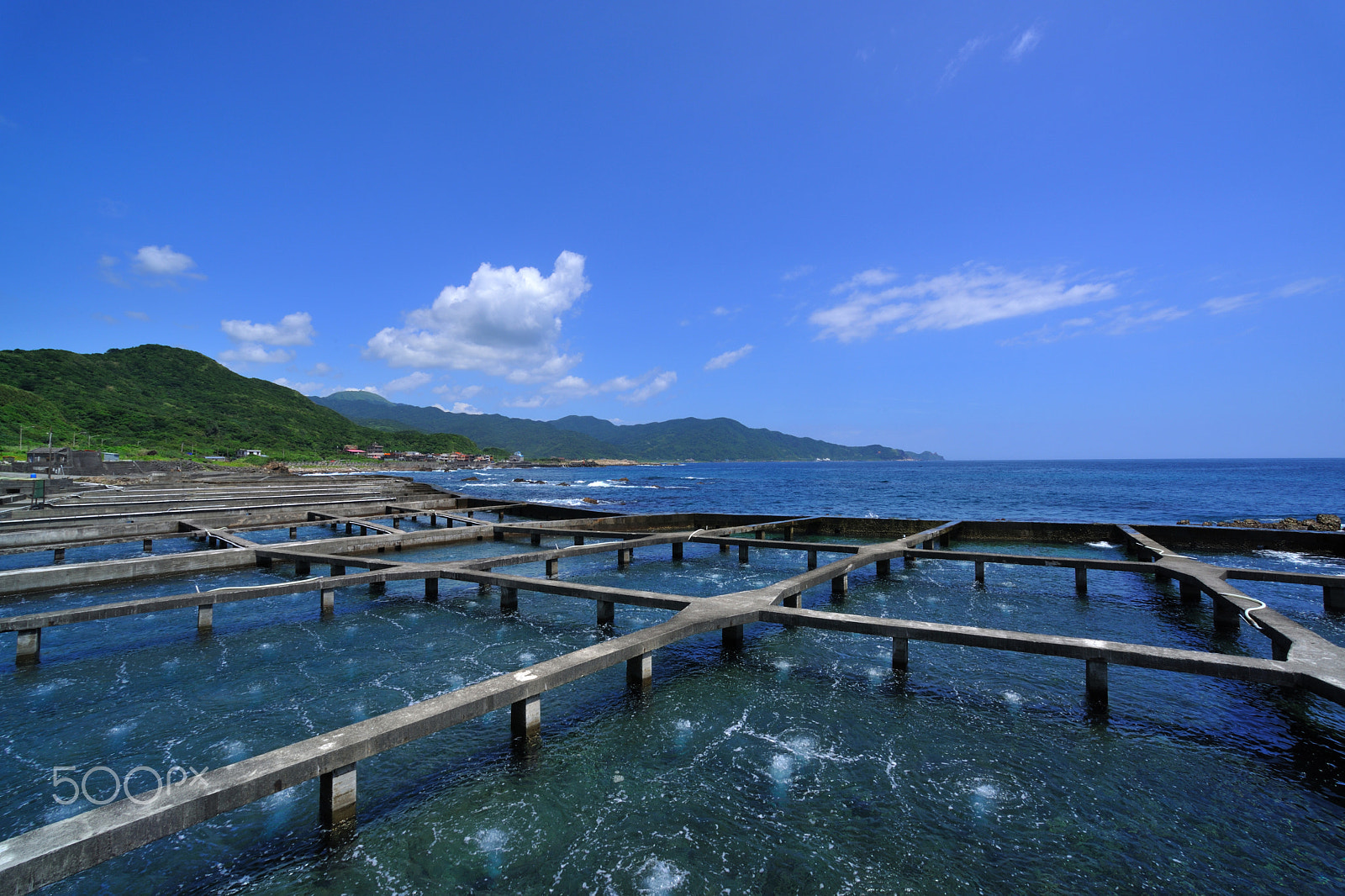 Nikon D3X + Nikon AF Nikkor 14mm F2.8D ED sample photo. 山,養殖,海,海邊,漁業 photography