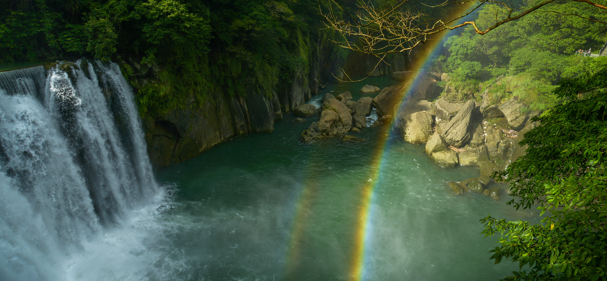 AF Zoom-Nikkor 28-80mm f/3.3-5.6G sample photo. Capturing the rainbow beneath me photography