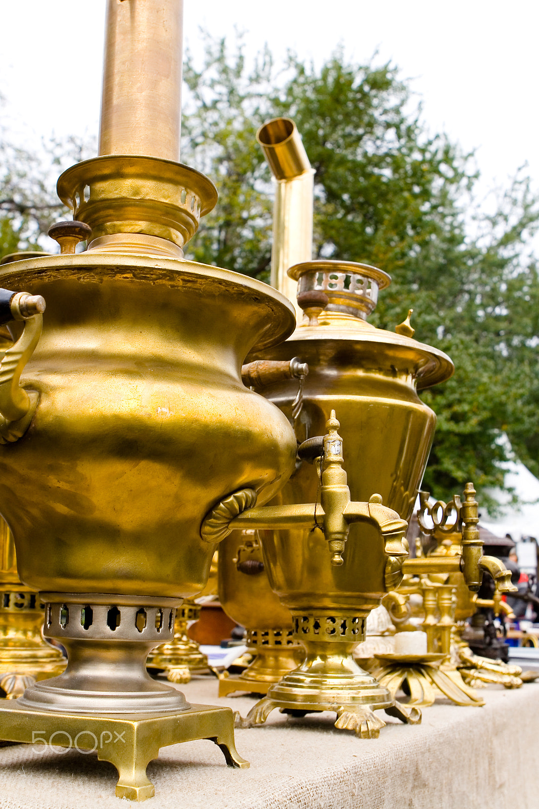 Canon EF 24-70mm F2.8L USM sample photo. Vintage gold russian samovars. retro subjects. photography