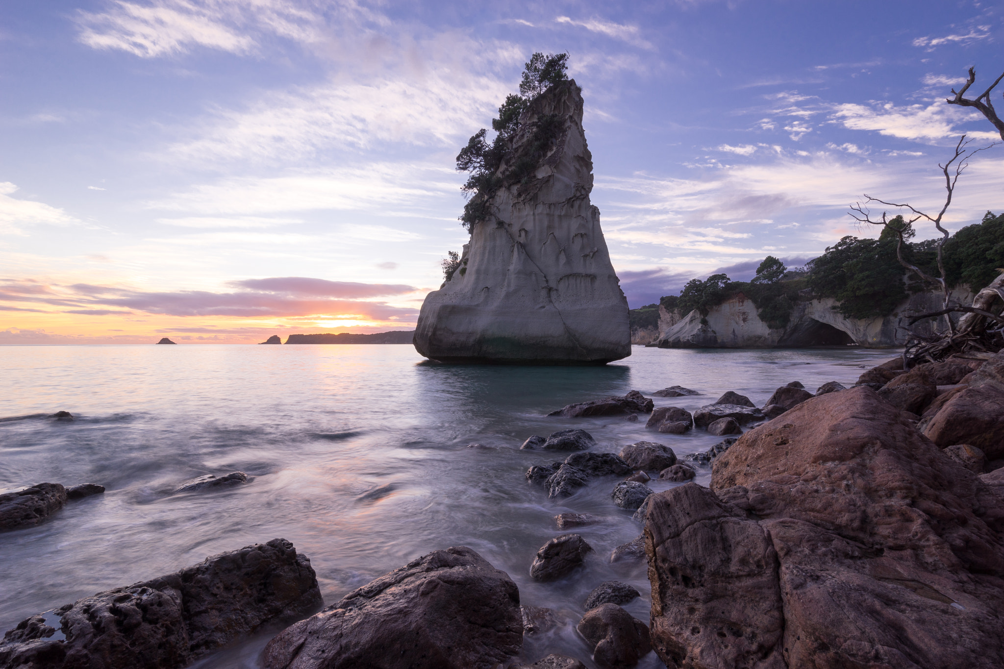 Sony a7 + Sony Vario-Tessar T* FE 16-35mm F4 ZA OSS sample photo. Sunrise over the cathedral photography