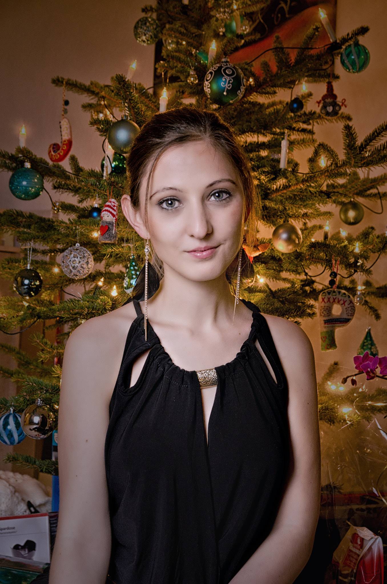 Nikon D7000 + Sigma 17-70mm F2.8-4 DC Macro OS HSM | C sample photo. An angel in front of the christmas tree photography