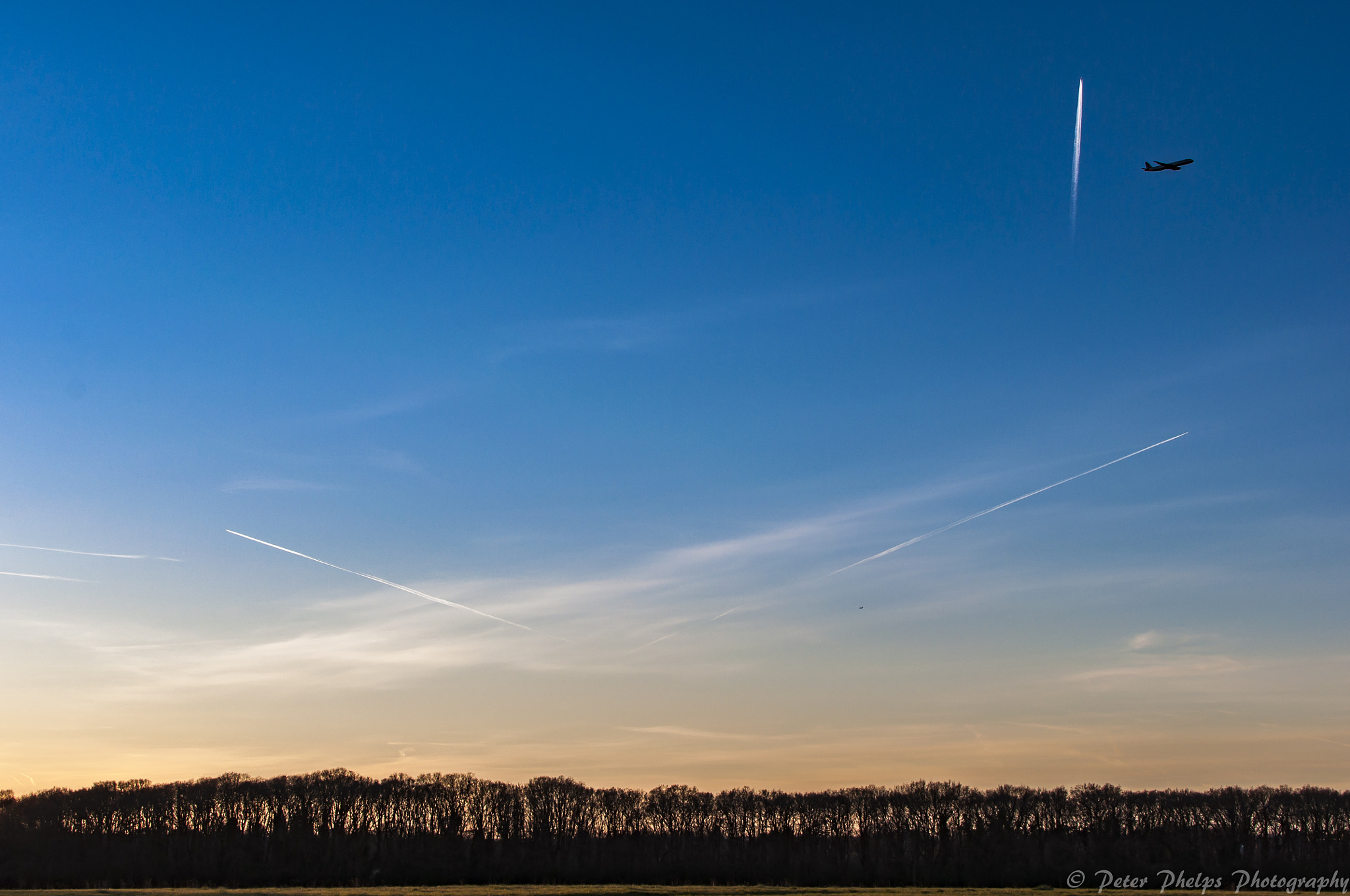 Nikon D90 + Nikon AF-S DX Nikkor 35mm F1.8G sample photo. Contrails photography